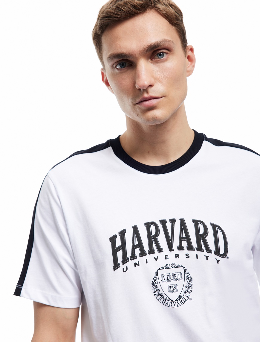   Kısa Kollu Pamuklu Regular Fit Şerit Detaylı Bisiklet Yaka Baskılı Lisanslı Harvard Tişört