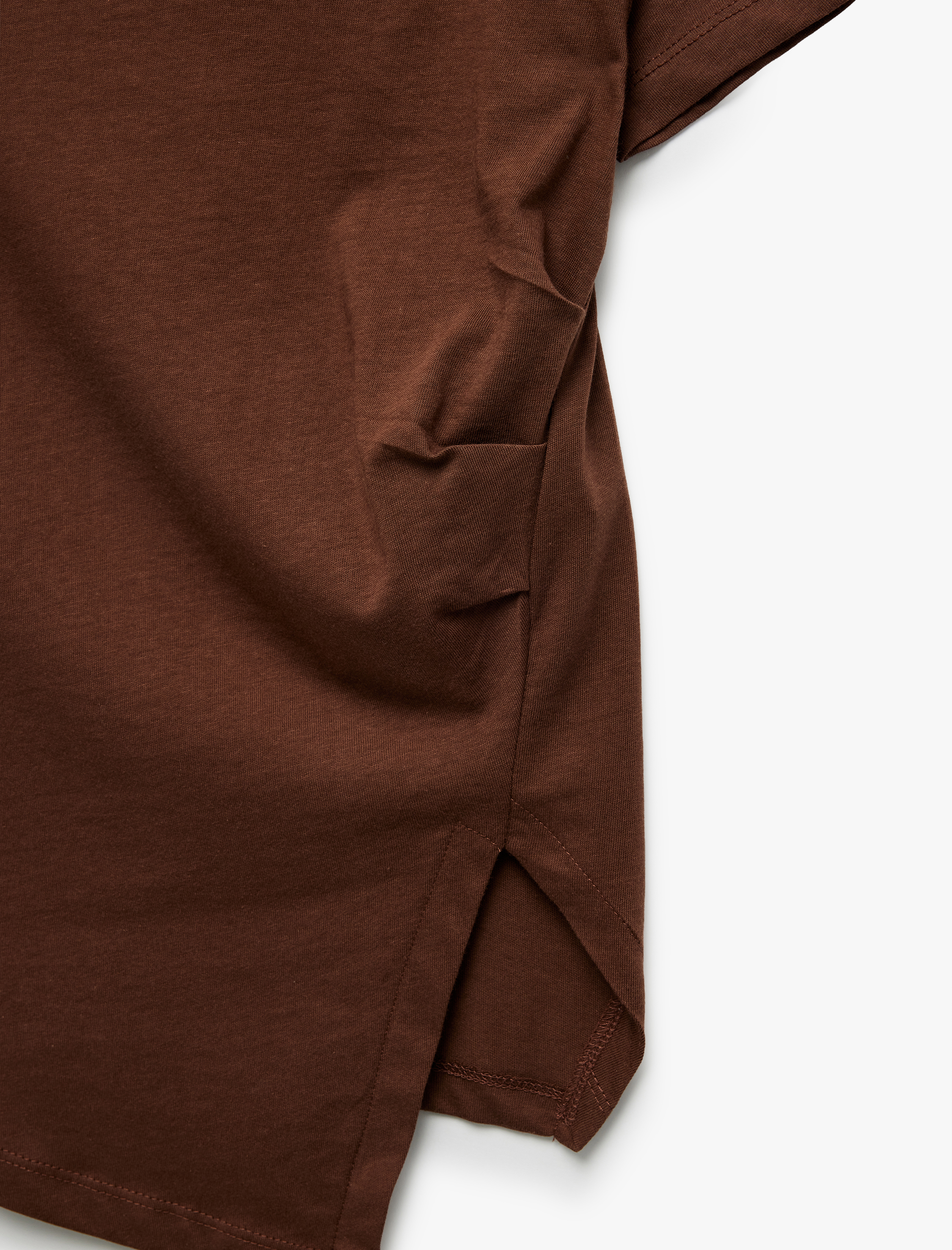   Basic Kısa Kollu Bisiklet Yaka Asimetrik Kesim Yırtmaçlı Kadın Tişört