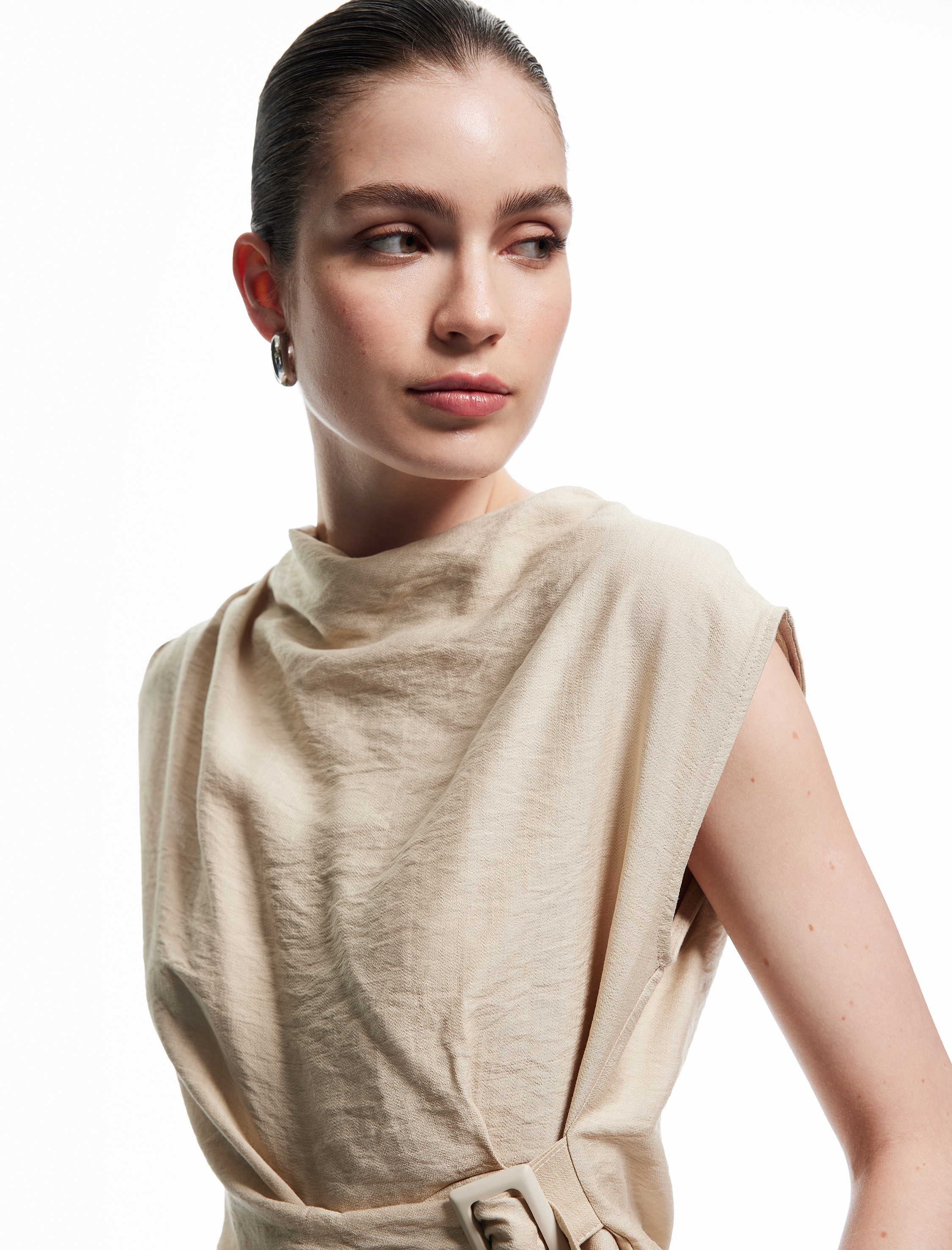   Aerobin Viskon Kumaş Kemer Detaylı Degaje Yaka Asimetrik Kolsuz Bluz