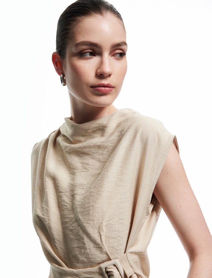  Aerobin Viskon Kumaş Kemer Detaylı Degaje Yaka Asimetrik Kolsuz Bluz