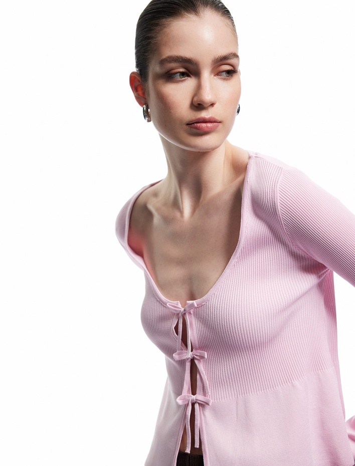  Koton X Sibil Çetinkaya - Uzun Kollu U Yaka Fiyonk Detaylı Önden Bağlamalı Triko Hırka