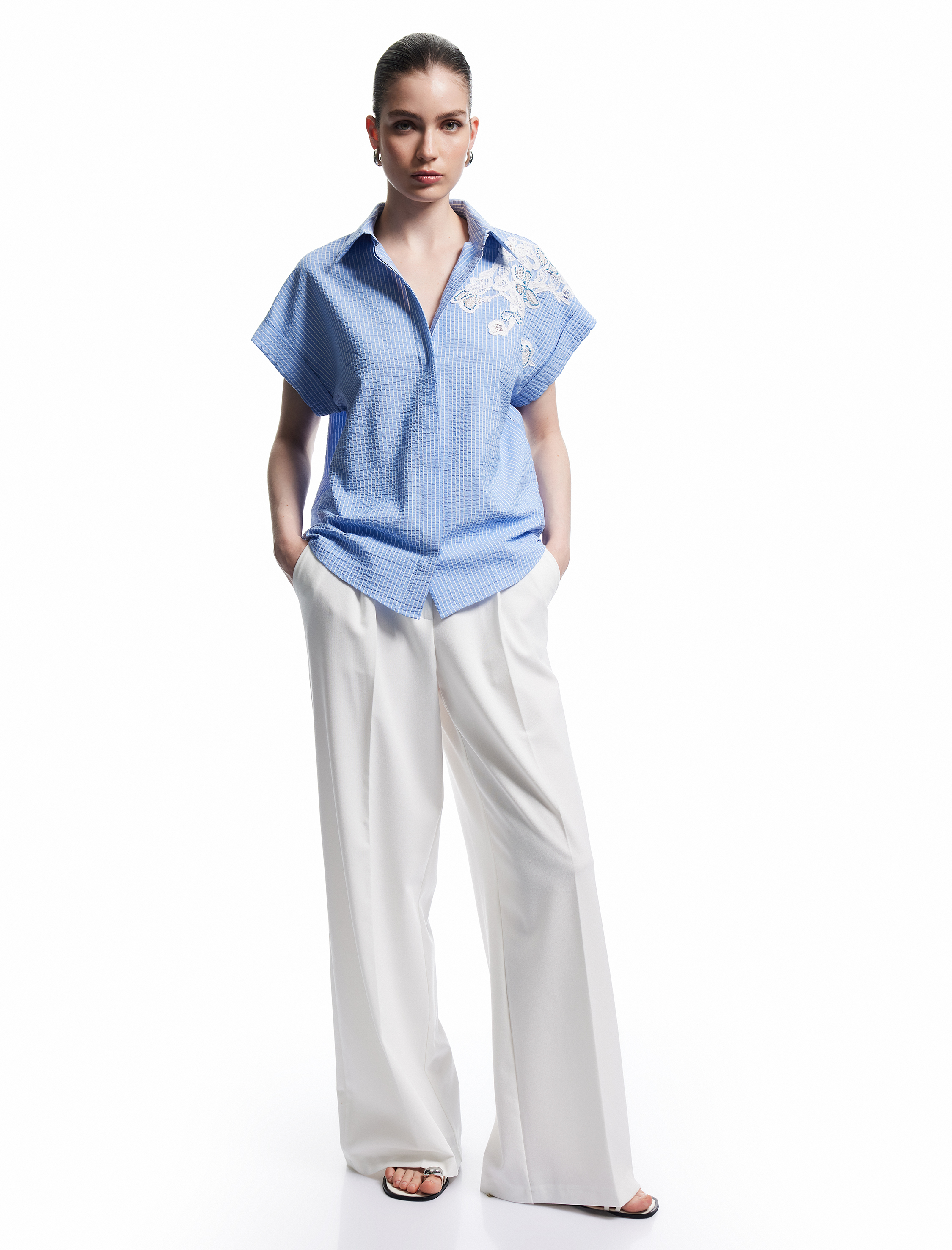   Klasik Yaka Çiçekli Nakış Detaylı Kolsuz Gömlek