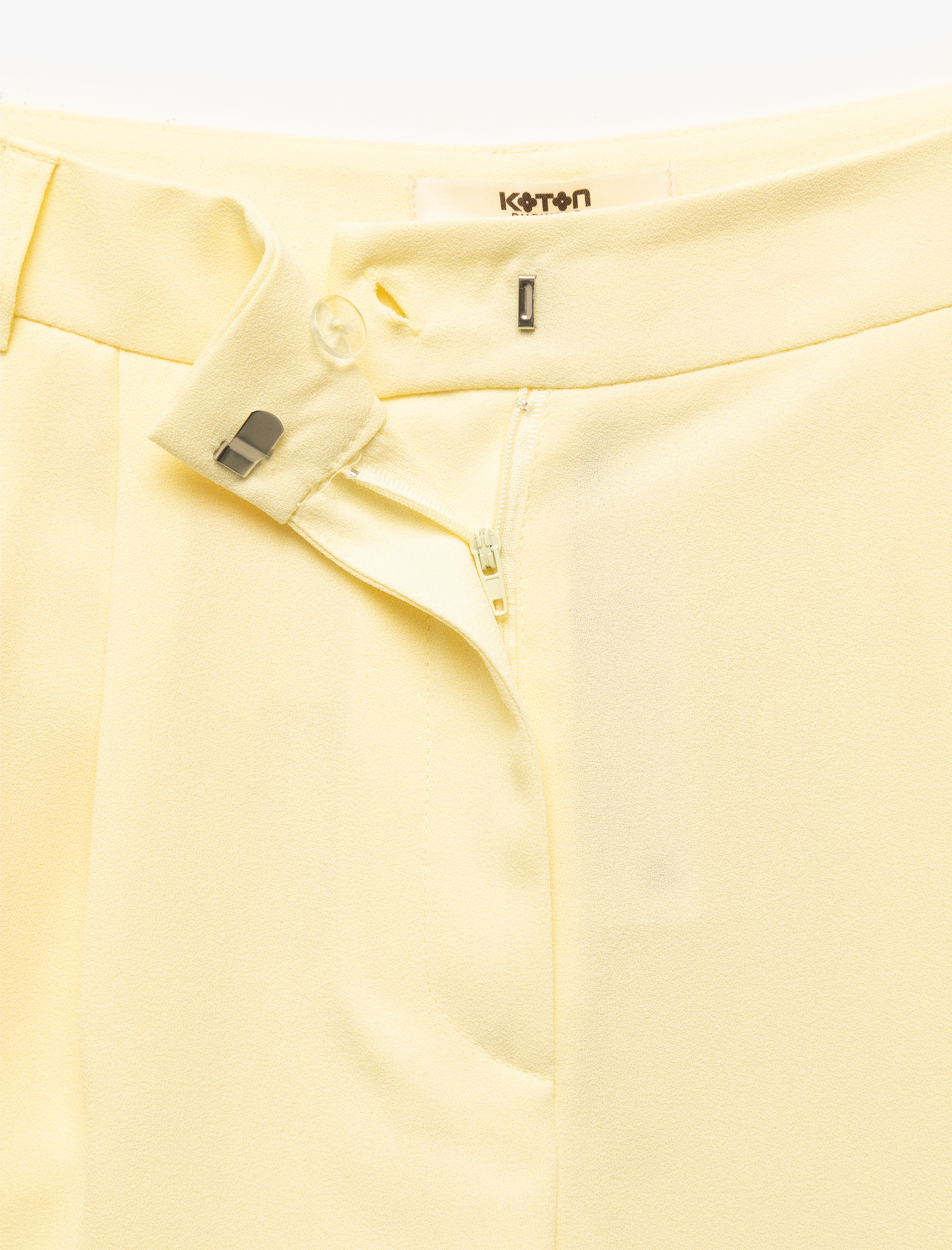   Pile Detaylı Yüksek Bel Cepli Şort