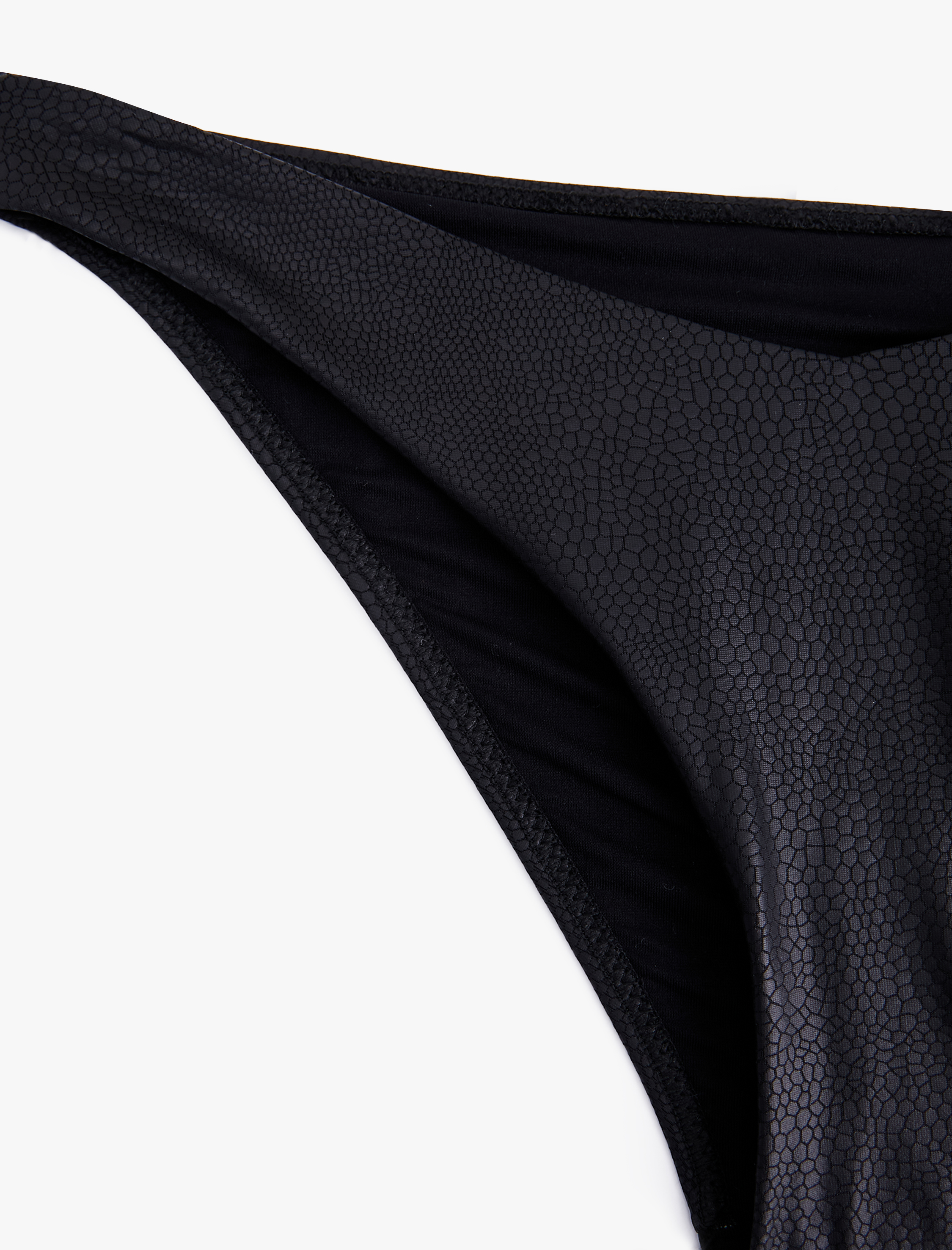   Asimetrik Kesim Bikini Altı