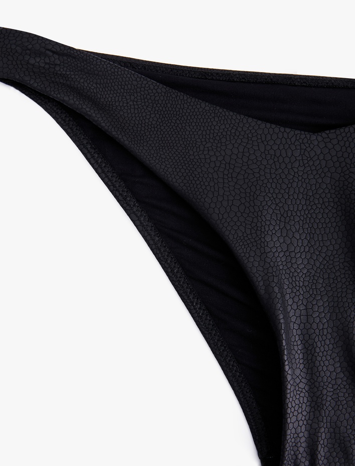  Asimetrik Kesim Bikini Altı