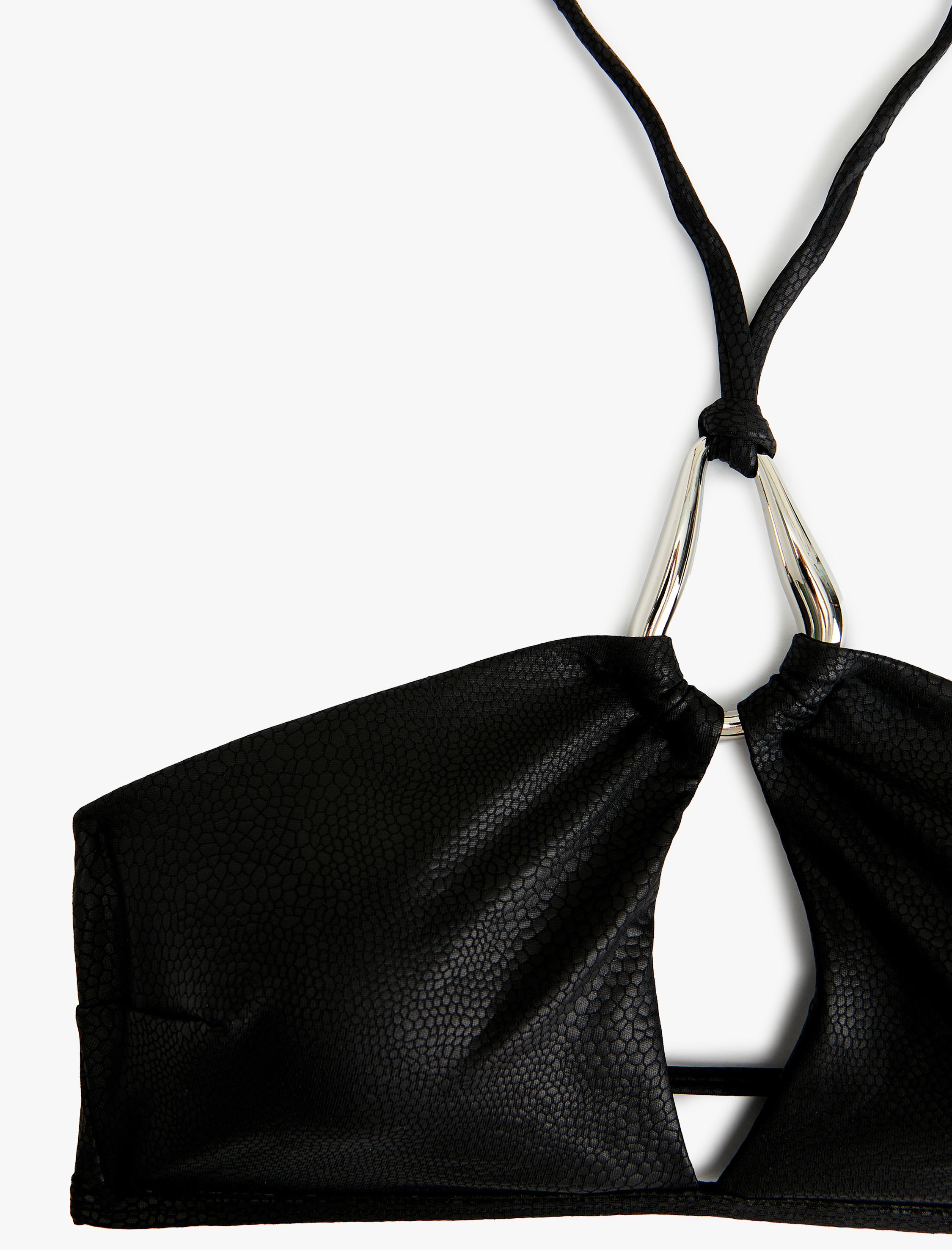 Metal Aksesuarlı Pencere Detaylı Bağlamalı Halter Yaka Parlak Bikini Üstü