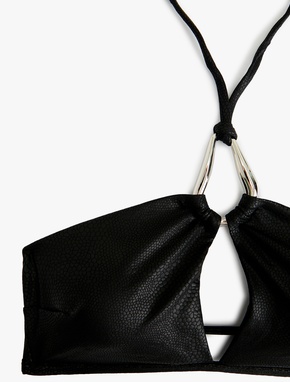 Metal Aksesuarlı Pencere Detaylı Bağlamalı Halter Yaka Parlak Bikini Üstü_1