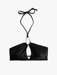 Metal Aksesuarlı Pencere Detaylı Bağlamalı Halter Yaka Parlak Bikini Üstü