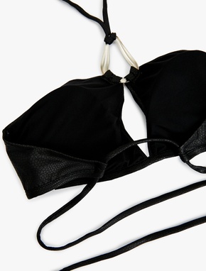 Metal Aksesuarlı Pencere Detaylı Bağlamalı Halter Yaka Parlak Bikini Üstü_2