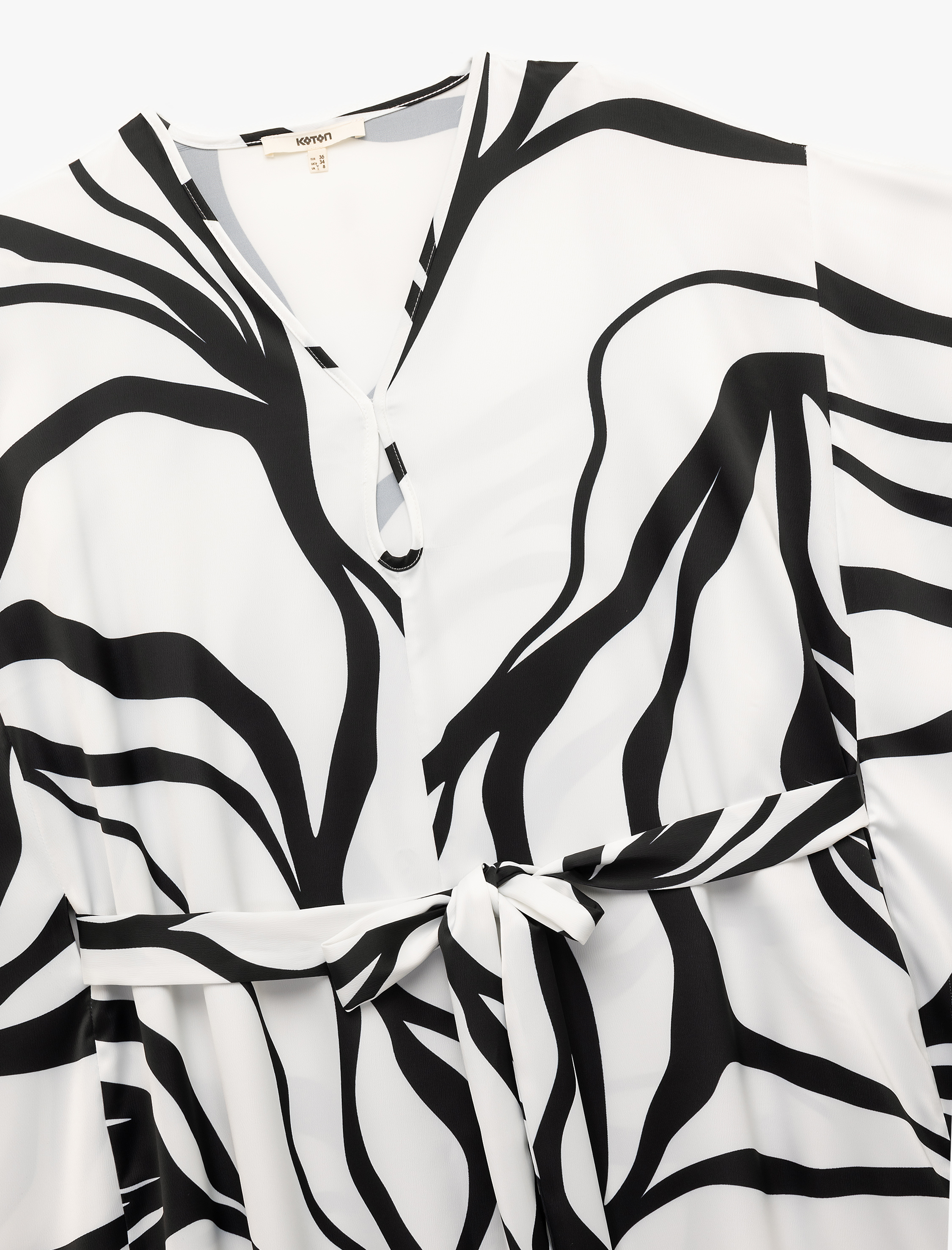   Kuşak Detaylı Dökümlü Yarım Yarasa Kol V Yaka Uzun Saten Çiçekli Elbise