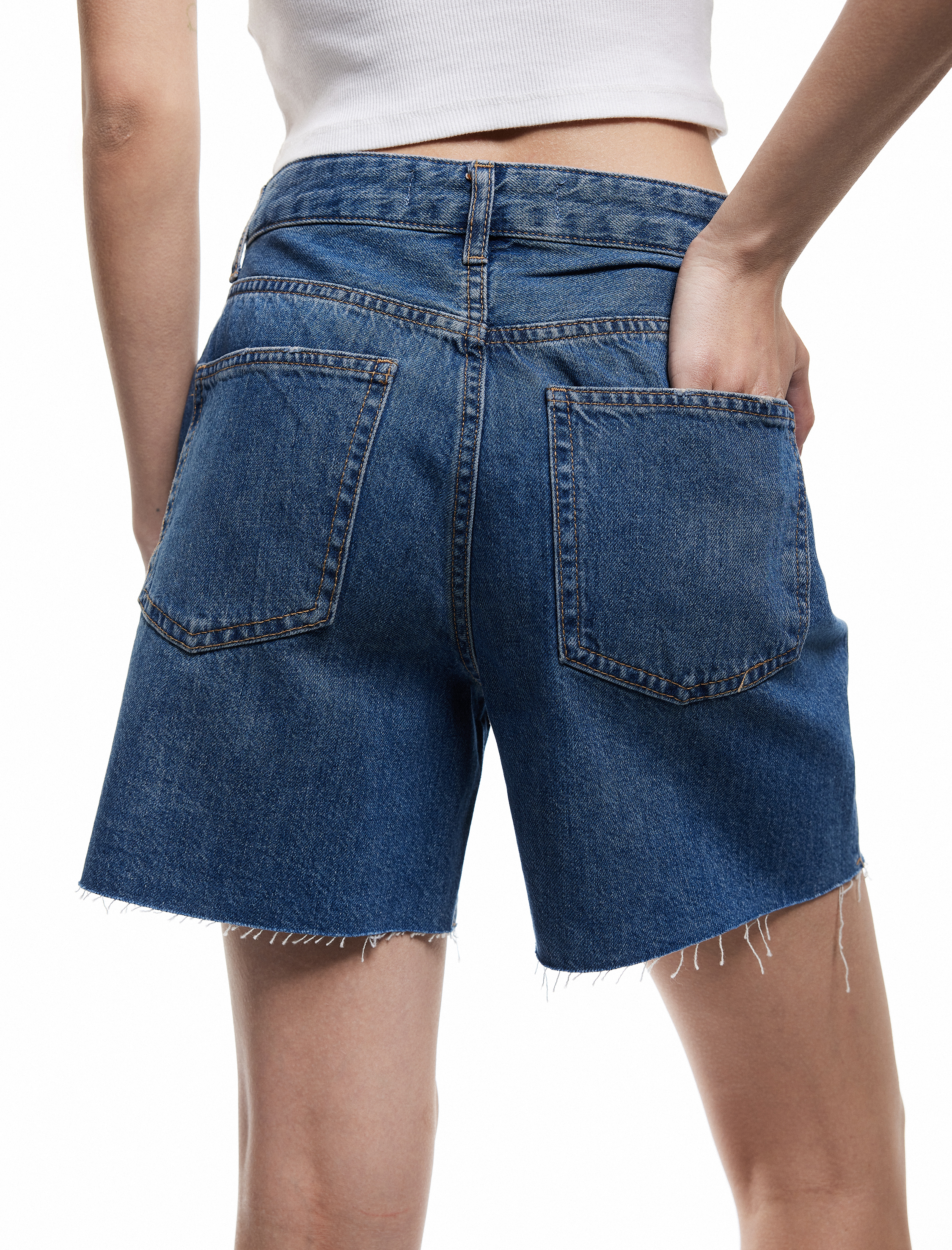   Asimetrik Düğme Detaylı Cepli Mini Denim Şort