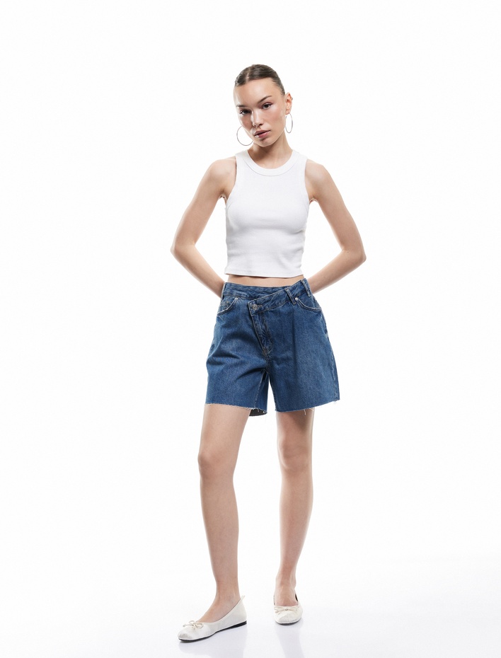  Asimetrik Düğme Detaylı Cepli Mini Denim Şort