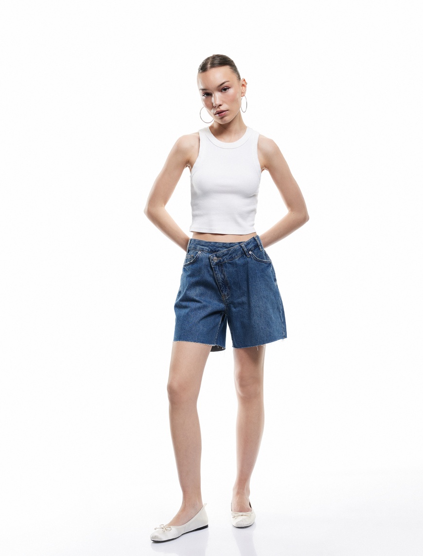   Asimetrik Düğme Detaylı Cepli Mini Denim Şort