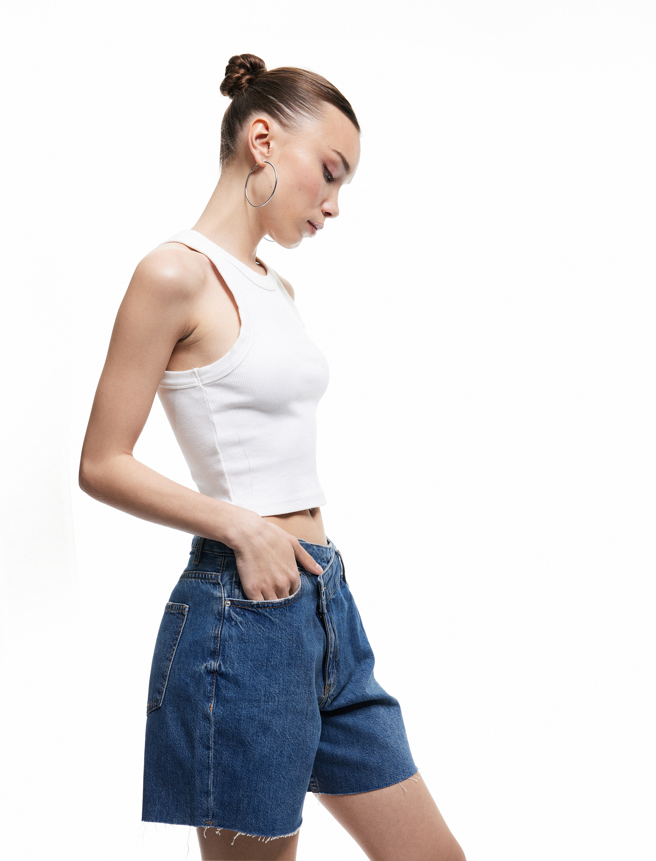   Asimetrik Düğme Detaylı Cepli Mini Denim Şort