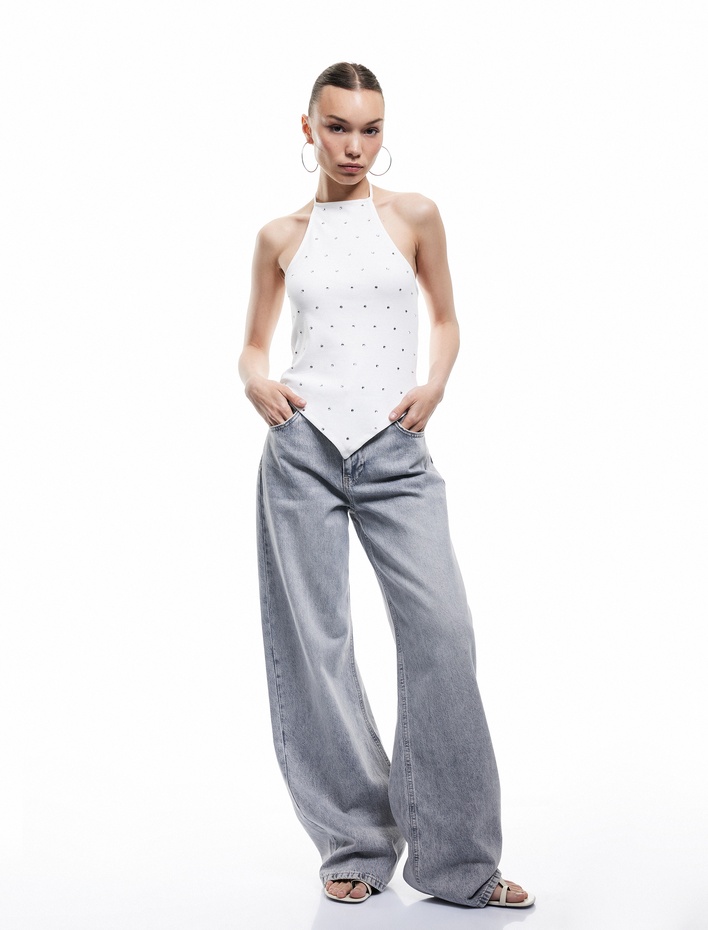  Taş Detaylı Slim Fit Asimetrik Boyundan Bağlamalı Kolsuz Halter Yaka Bluz