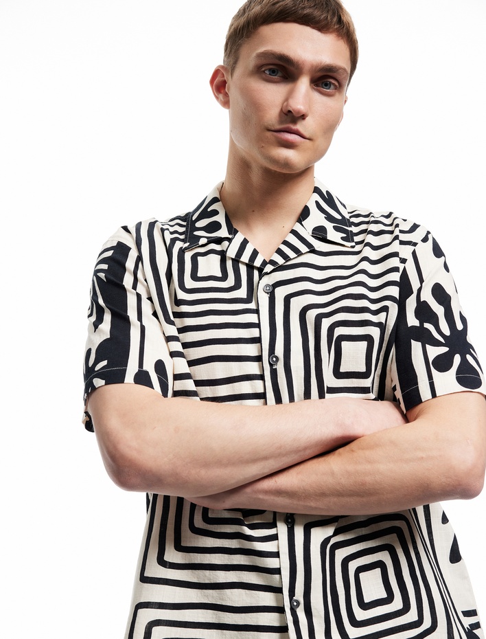  Kısa Kollu Regular Fit Apaş Yaka Pamuklu Soyut Desenli Gömlek