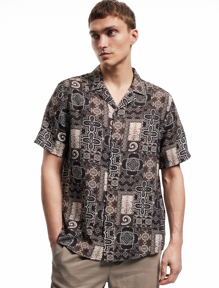  Kısa Kollu Regular Fit Apaş Yaka Etnik Desenli Viskon Gömlek