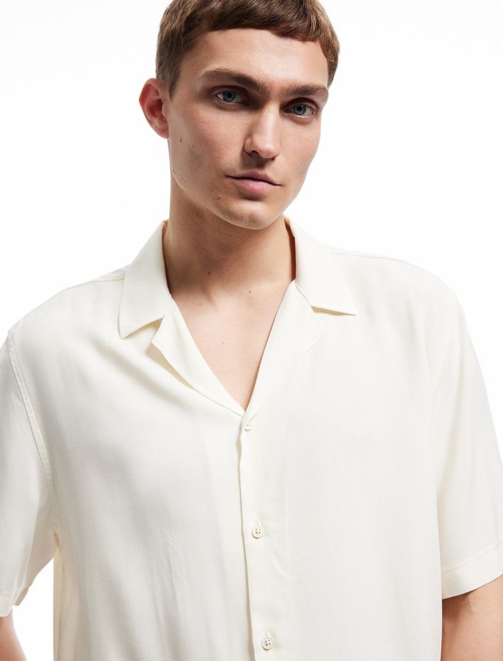  Kısa Kollu Apaş Yaka Düğmeli Viskon Gömlek