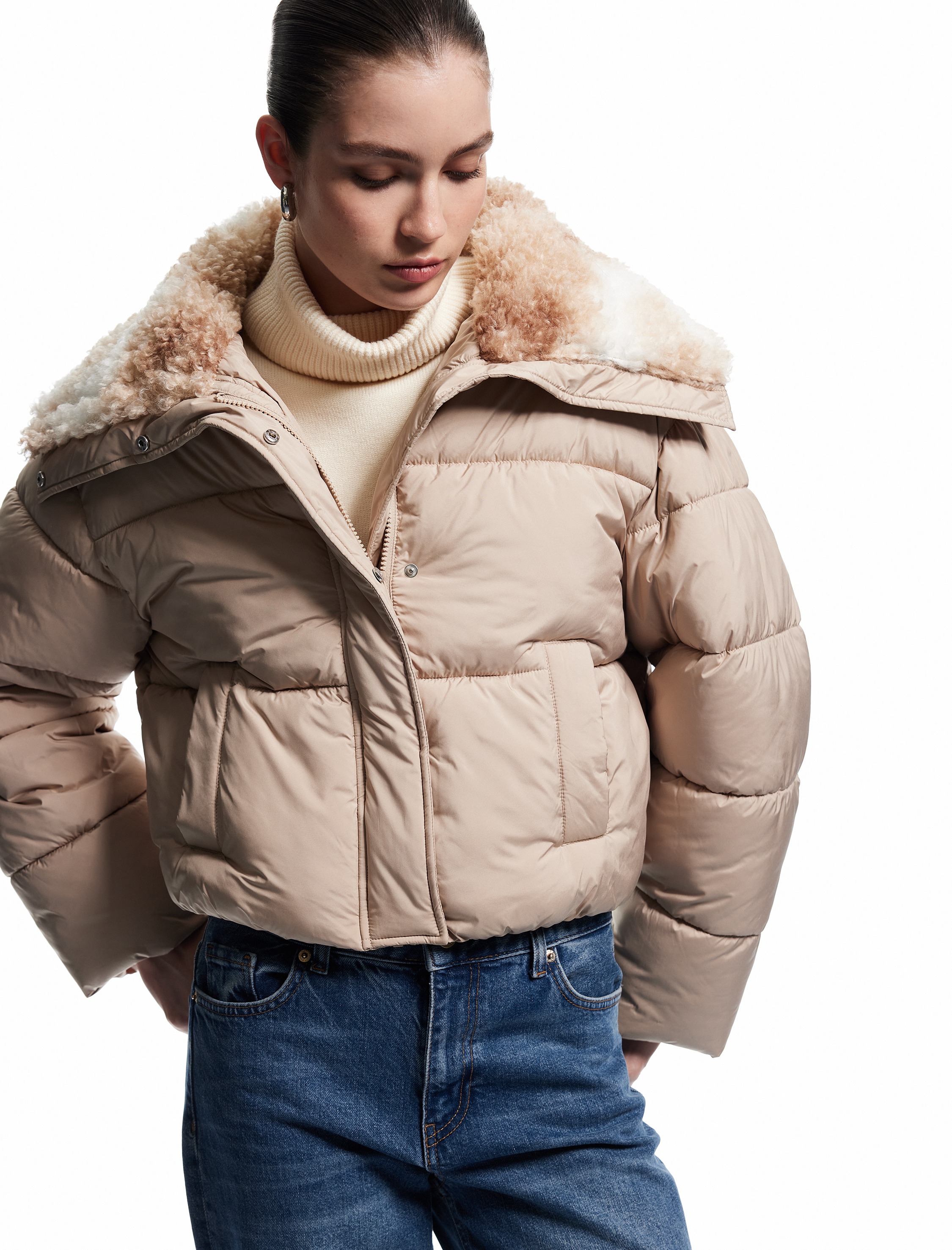   Uzun Kollu Cepli Fermuarlı Su İtici Suni Kürk Yaka Detaylı Kısa Şişme Mont