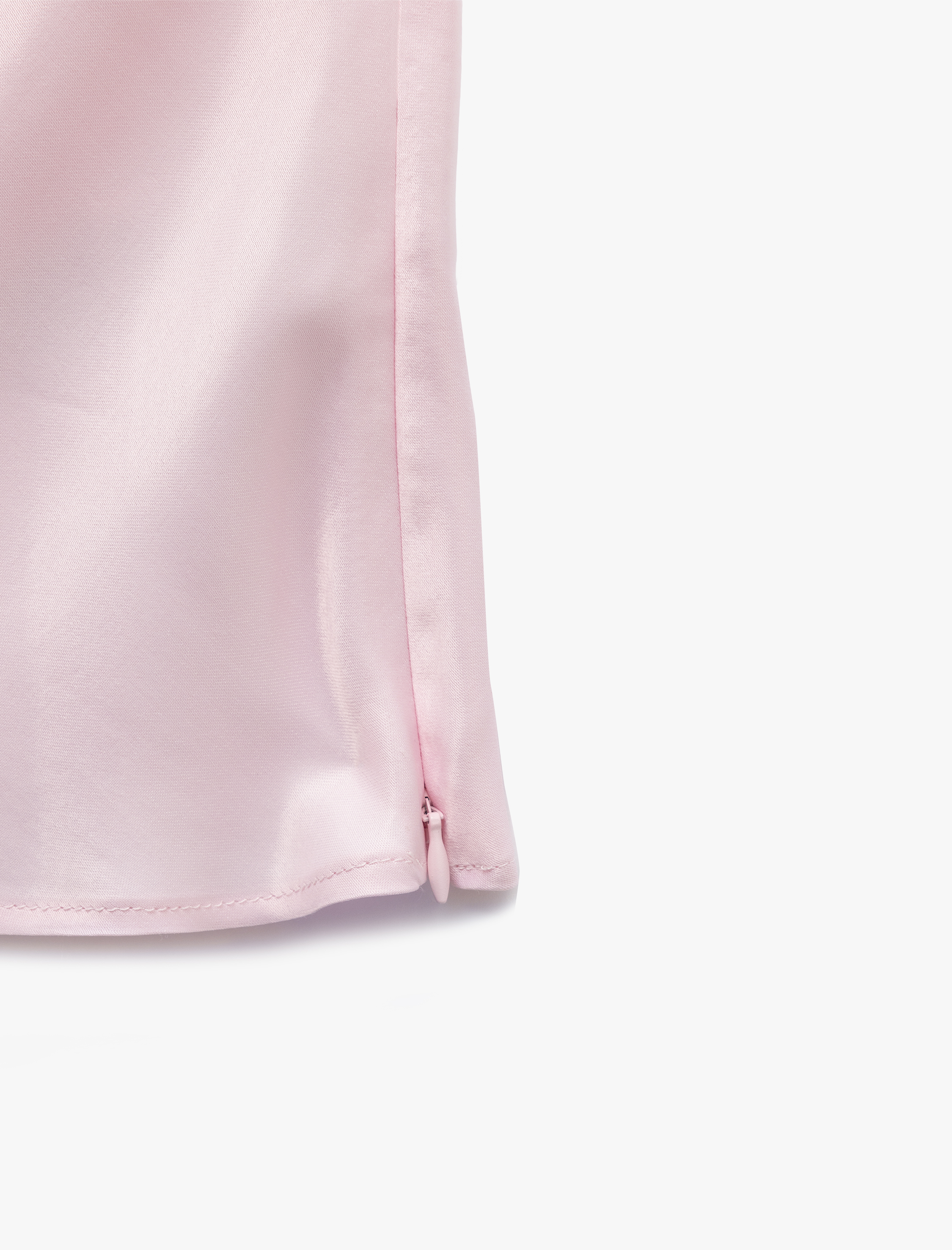 Kolsuz Sırt Dekolteli Degaje Yaka Saten Bluz