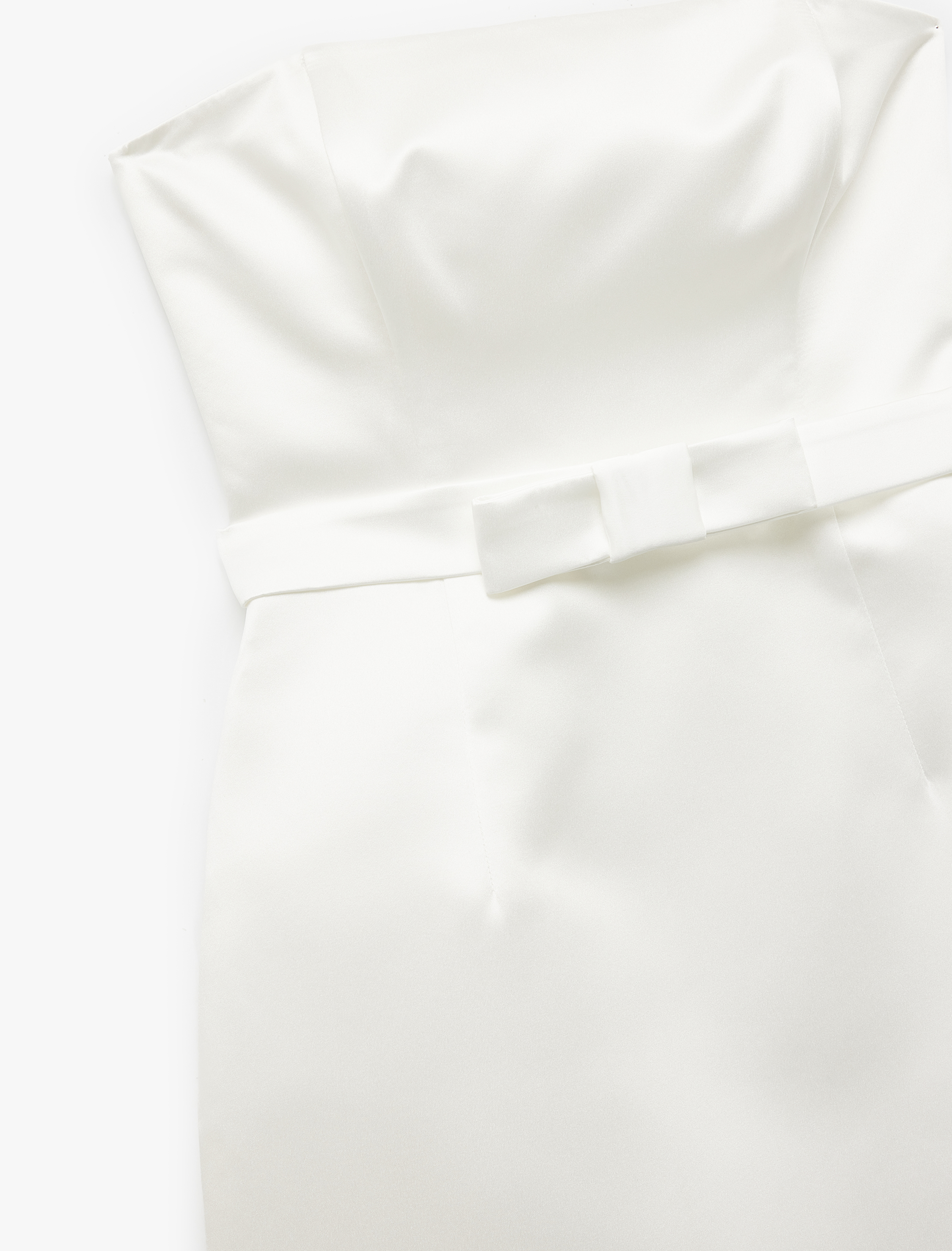   Straplez Yaka Fiyonklu Kolsuz Dar Kesim Mini Saten Abiye Elbise