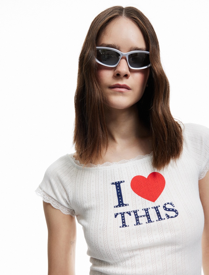  Koton X İnji - Dantel Detaylı Pamuklu Slim Fit Baskılı Omzu Açık Tişört