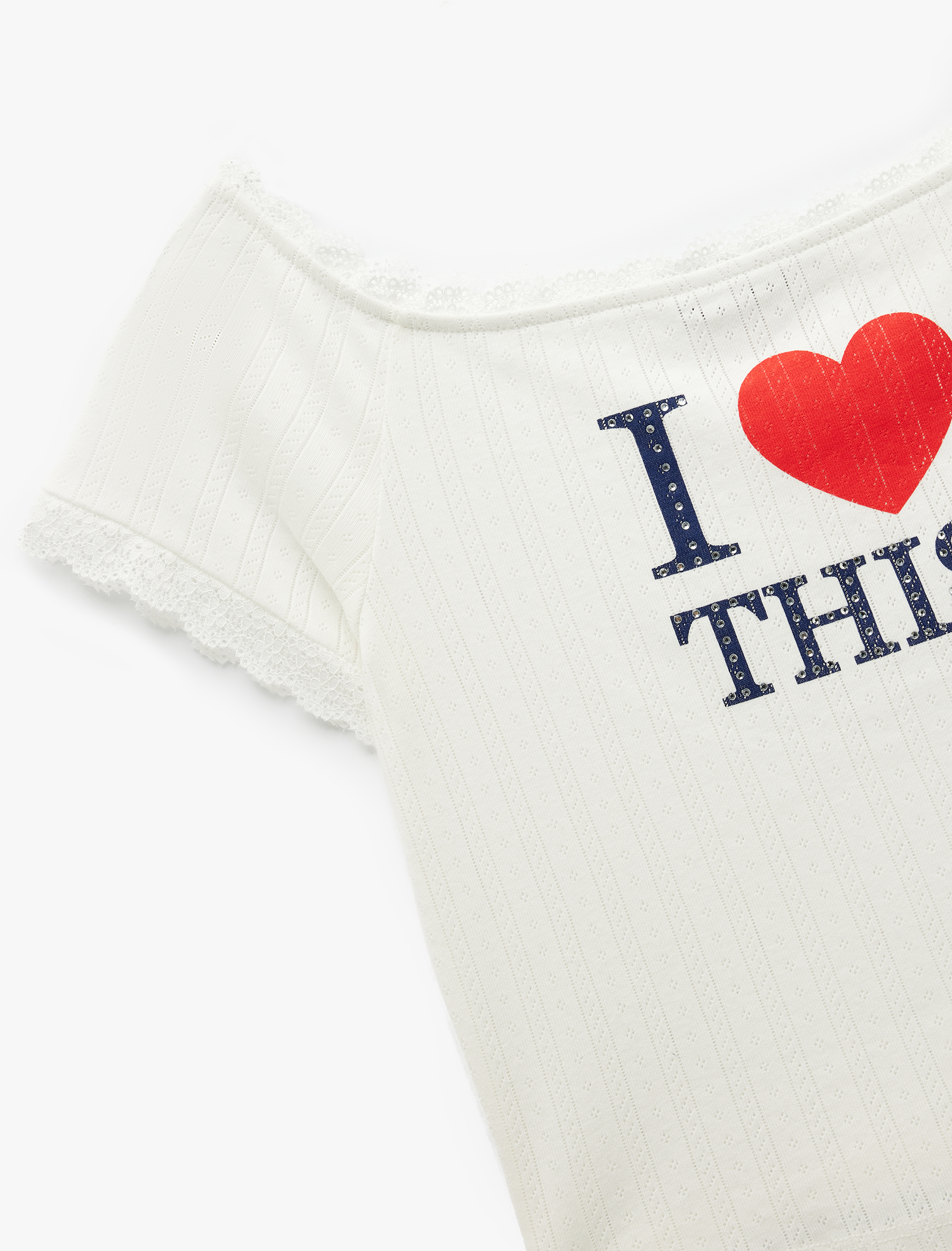   Koton X İnji - Dantel Detaylı Pamuklu Slim Fit Baskılı Omzu Açık Tişört