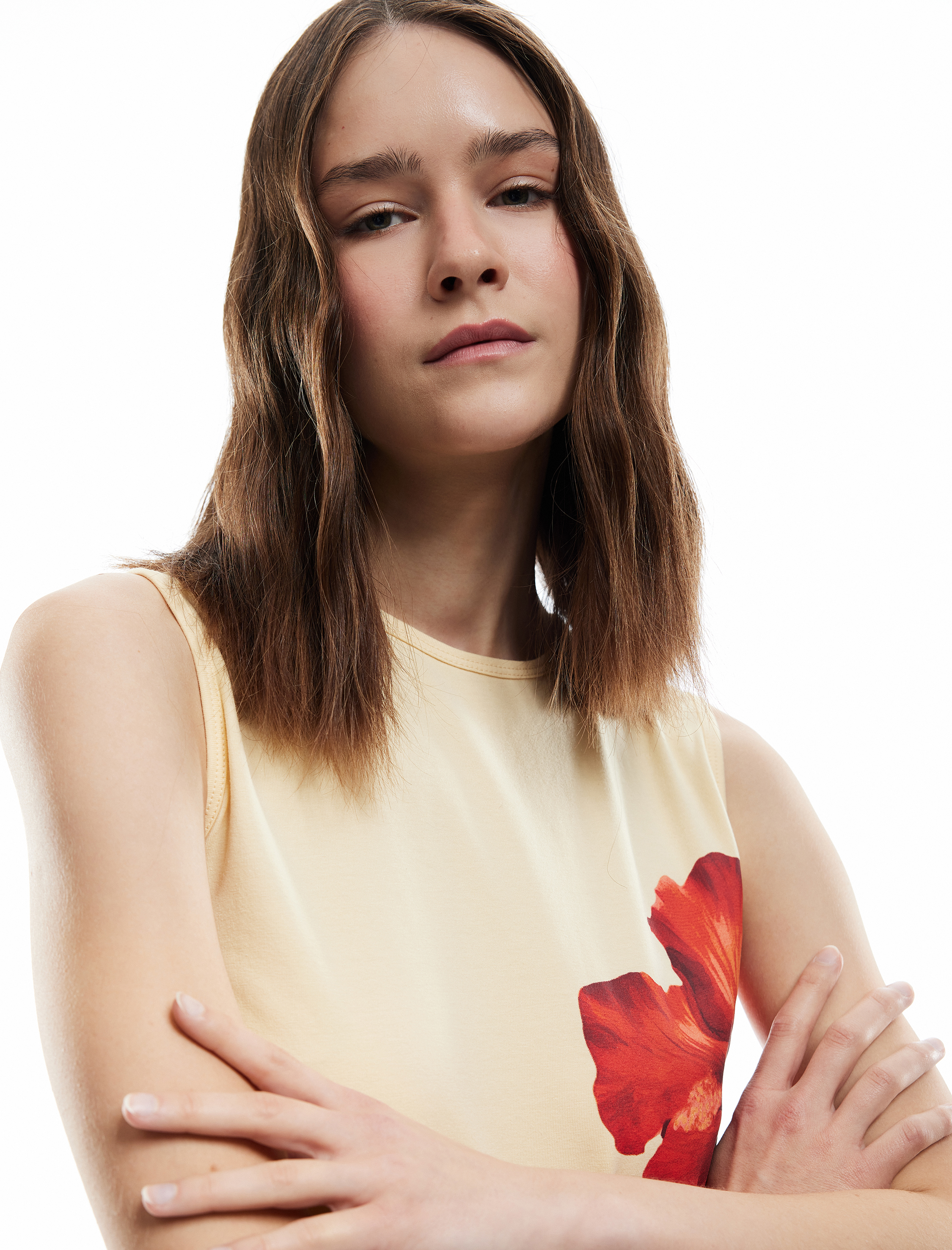   Koton X İnji - Pamuklu Slim Fit Bisiklet Yaka Hibiskus Çiçek Desenli Kolsuz Bluz