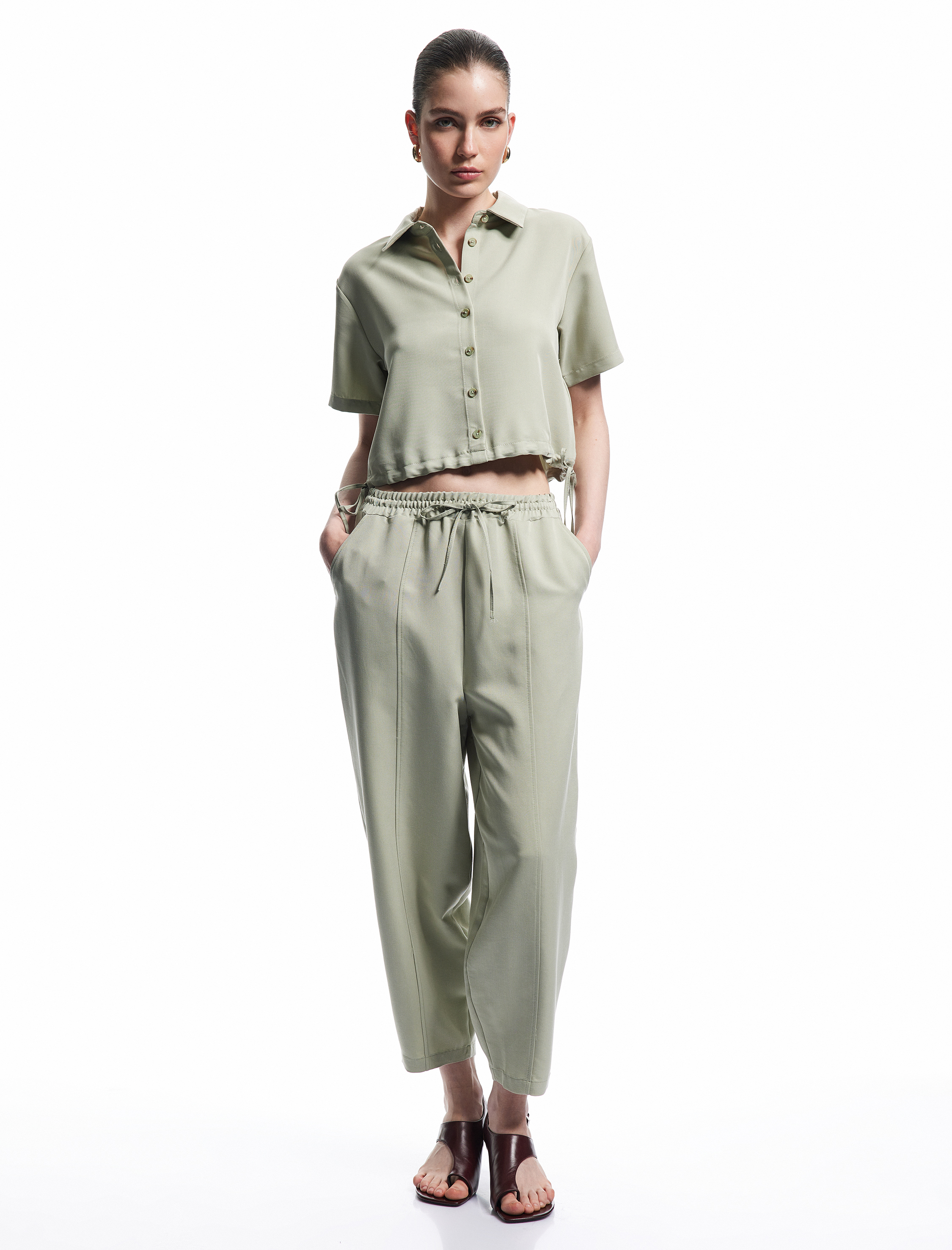   Klasik Yaka Modal Kumaş Kısa Kollu Yanları Bağcıklı Crop Gömlek