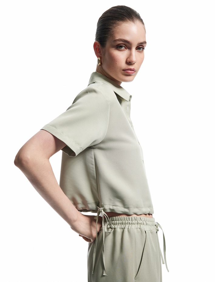  Klasik Yaka Modal Kumaş Kısa Kollu Yanları Bağcıklı Crop Gömlek