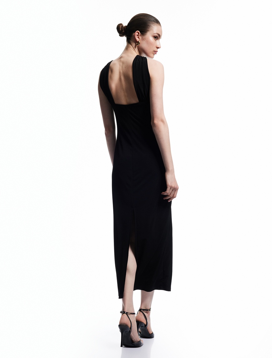   Sandy Kumaş Slim Fit Kolsuz Aksesuarlı Asimetrik Halter Yaka Midi Elbise