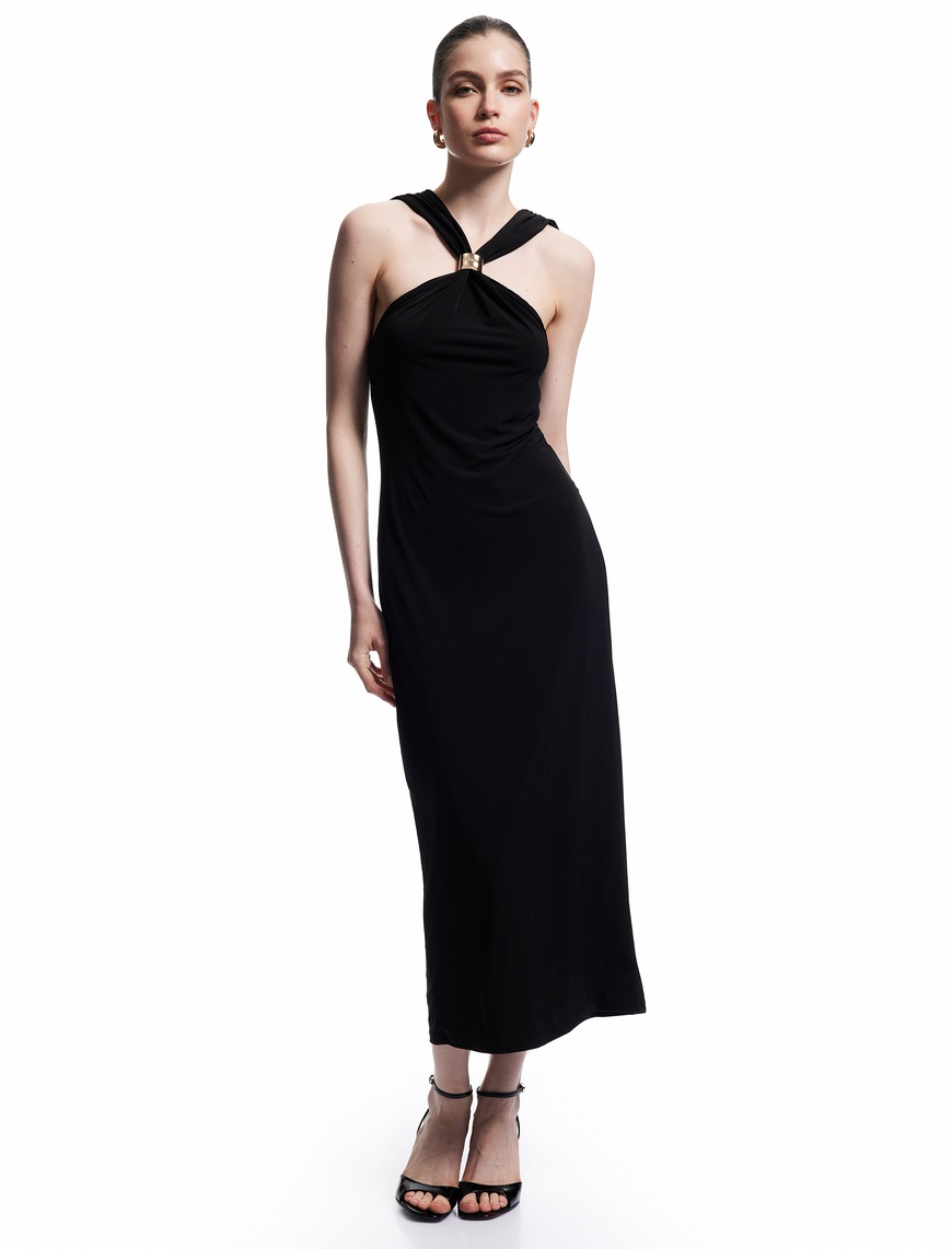  Sandy Kumaş Slim Fit Kolsuz Aksesuarlı Asimetrik Halter Yaka Midi Elbise