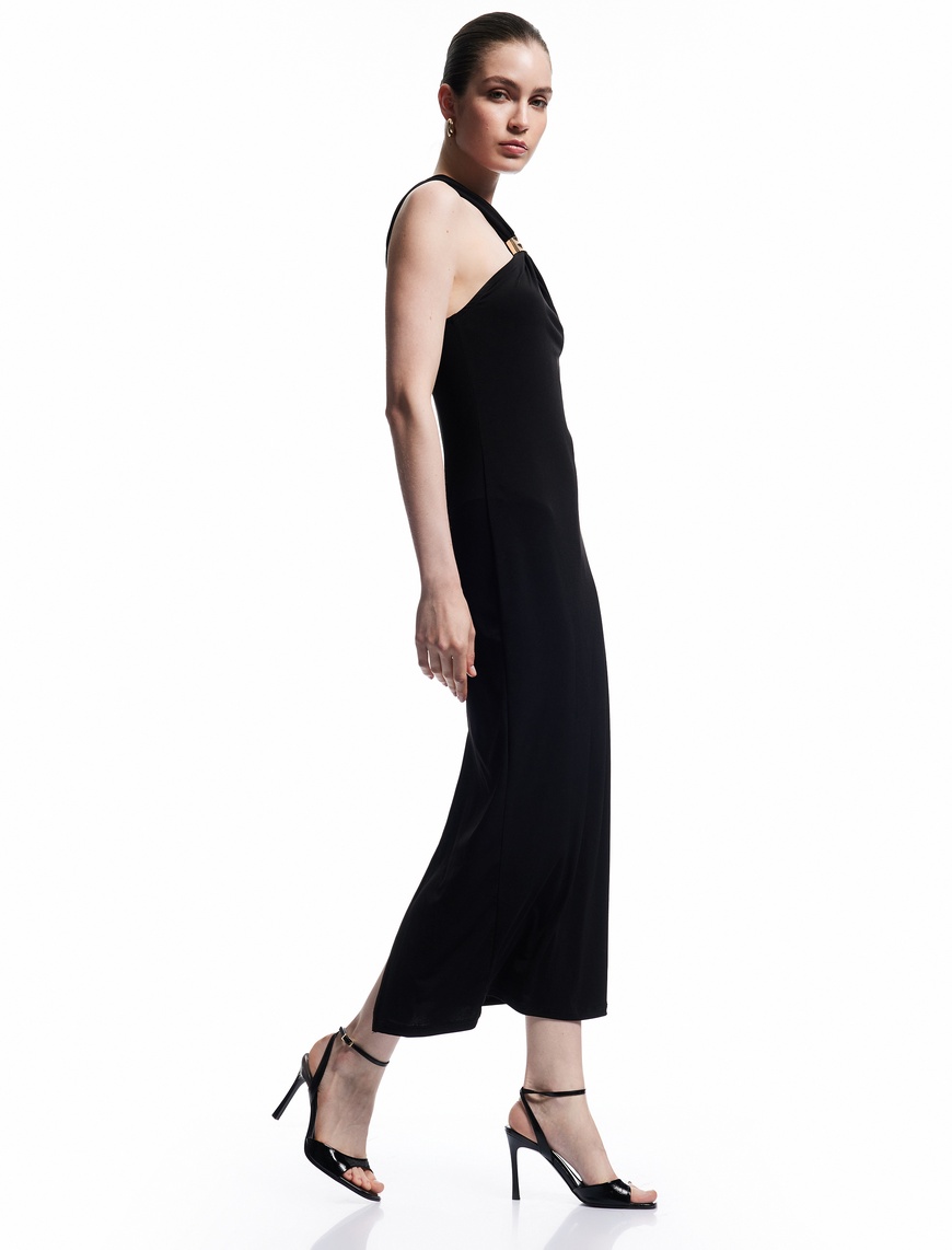   Sandy Kumaş Slim Fit Kolsuz Aksesuarlı Asimetrik Halter Yaka Midi Elbise