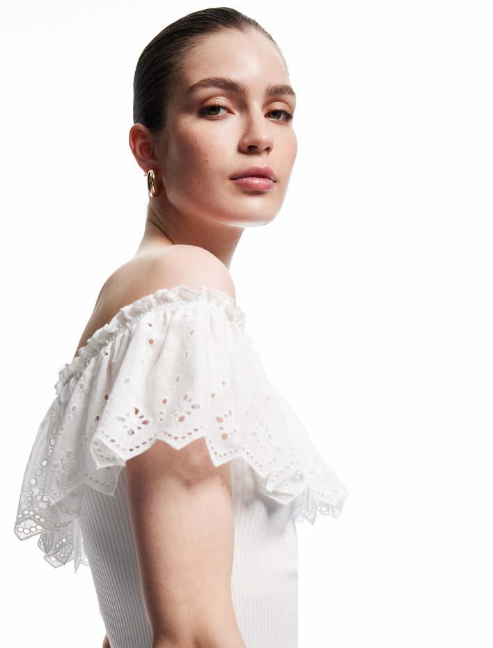  Koton X Sibil Çetinkaya - Fistolu Brodeli Fırfırlı Açık Omuz Triko Bluz