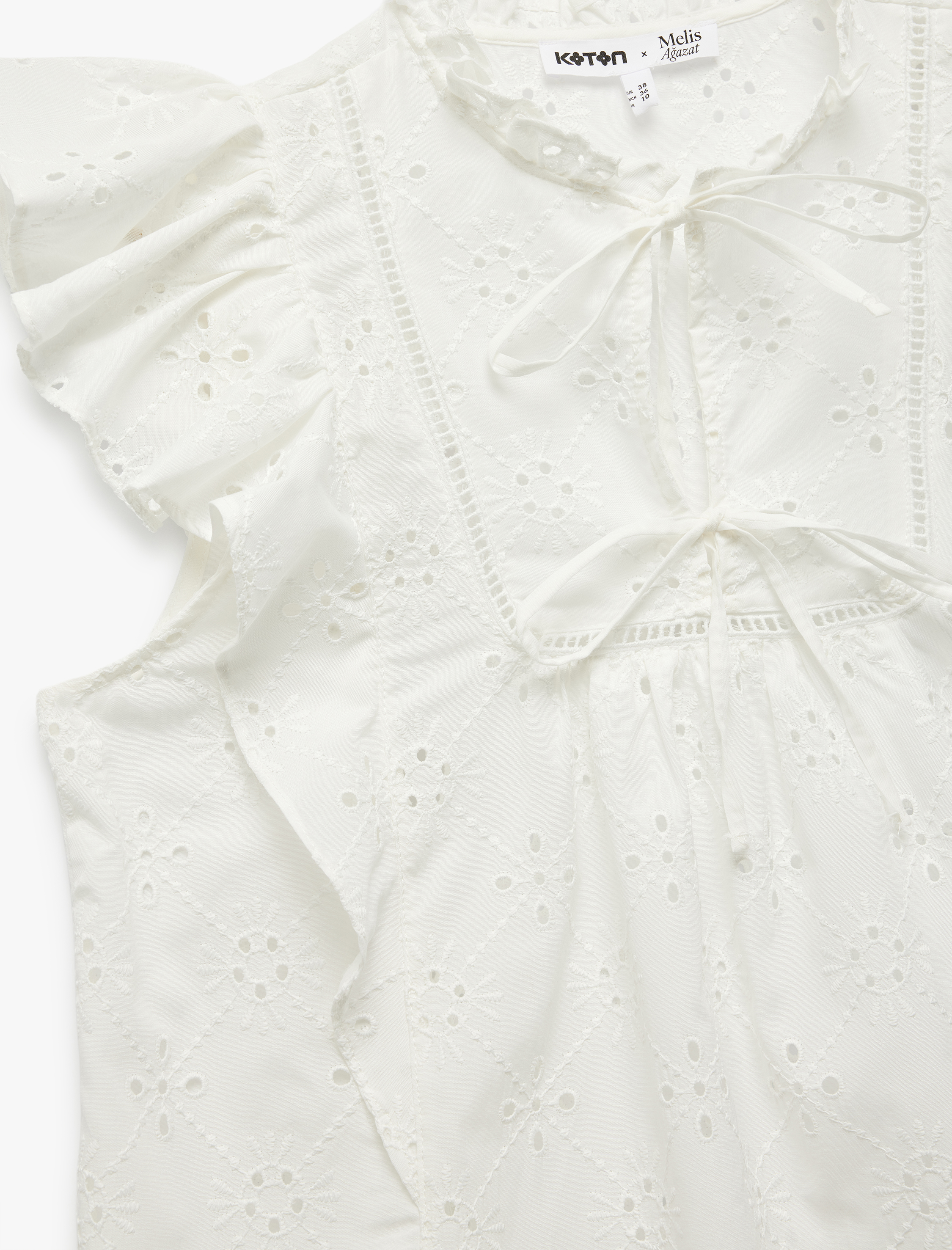   Koton X Melis Ağazat - Kolsuz Brodeli Fiyonk Detaylı Fisto Fırfırlı Bluz