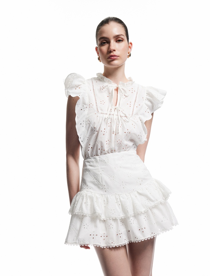  Koton X Melis Ağazat - Kolsuz Brodeli Fiyonk Detaylı Fisto Fırfırlı Bluz
