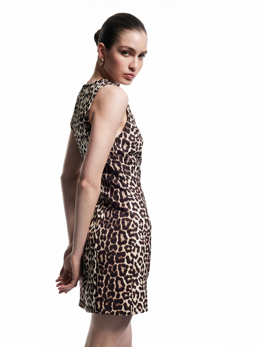   Kolsuz Slim Fit A Kesim Bisiklet Yaka Leopar Desenli Mini Elbise