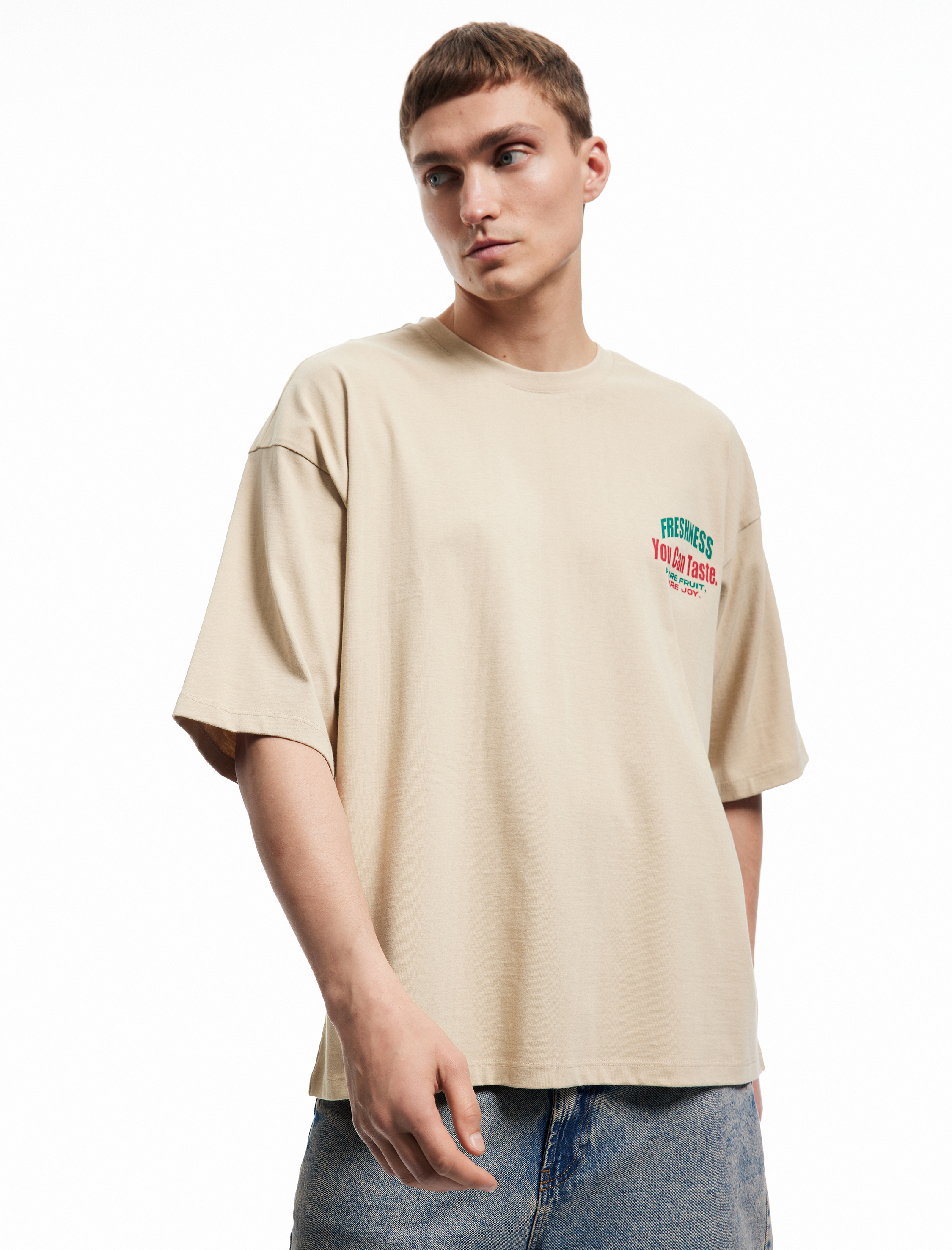   Kısa Kollu Pamuklu Bisiklet Yaka Tok Kumaş Arkası Baskılı Tişört