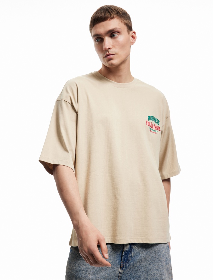  Kısa Kollu Pamuklu Bisiklet Yaka Tok Kumaş Arkası Baskılı Tişört