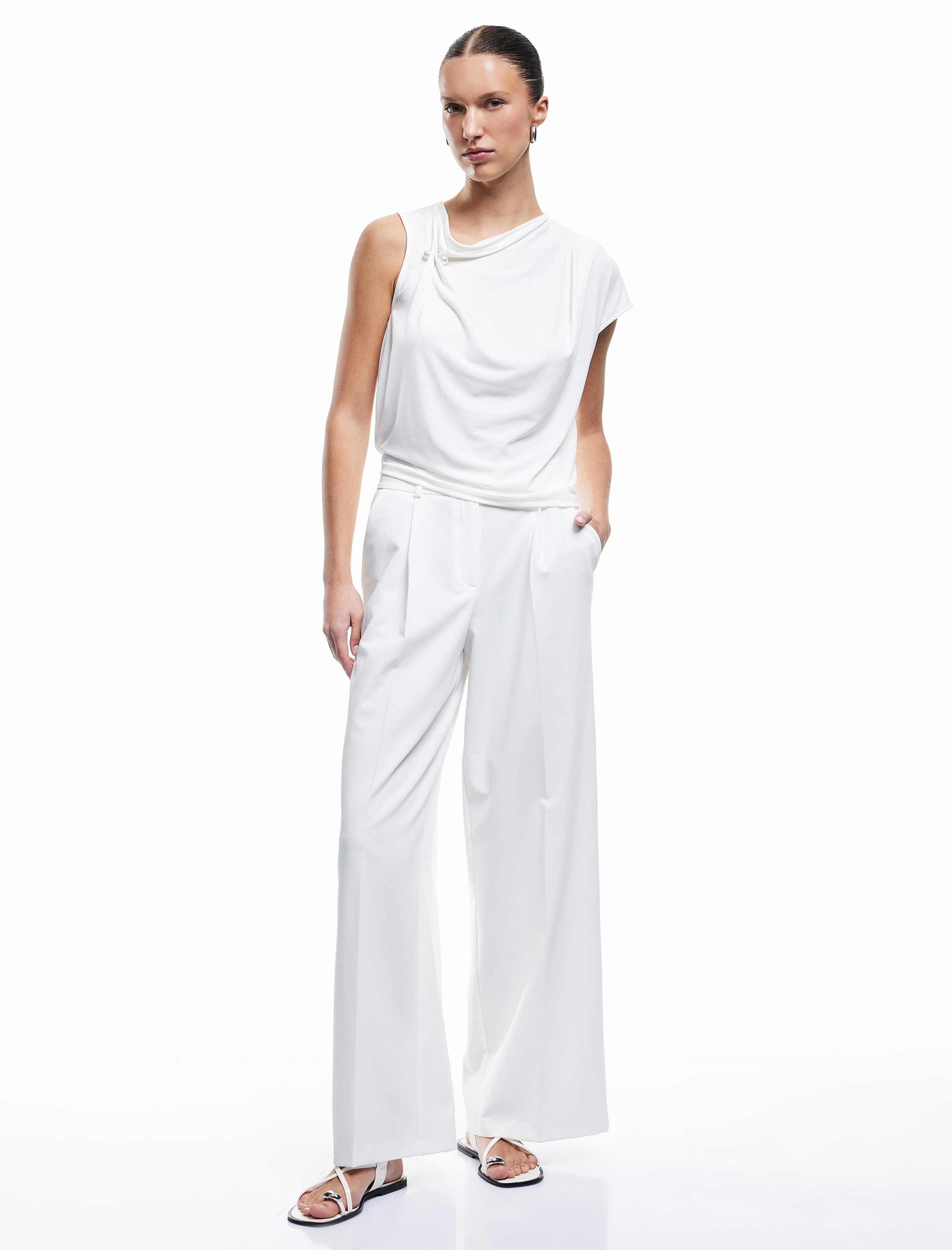   Sandy Kumaş İnci Detaylı Asimetrik Degaje Yaka Kolsuz Bluz