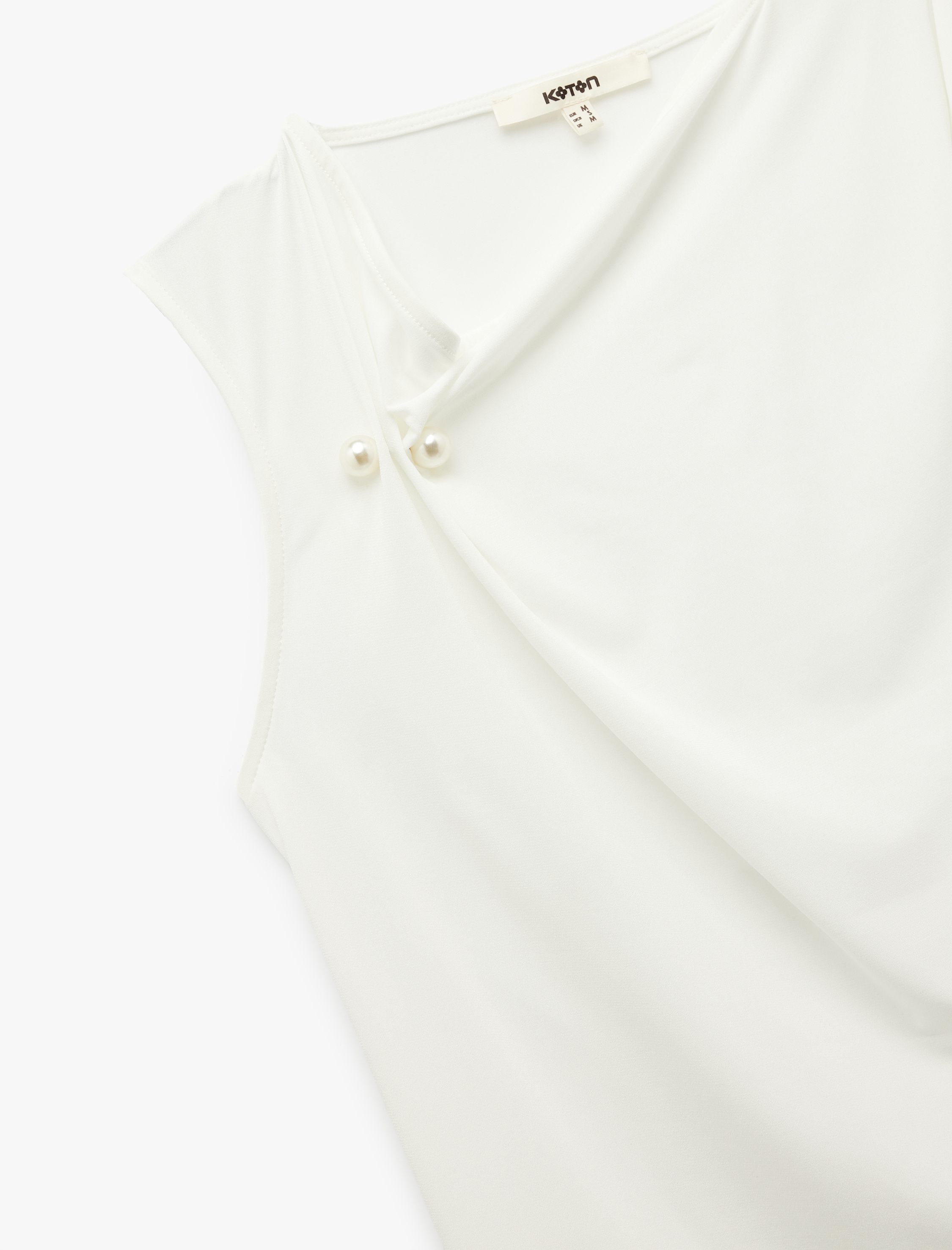   Sandy Kumaş İnci Detaylı Asimetrik Degaje Yaka Kolsuz Bluz