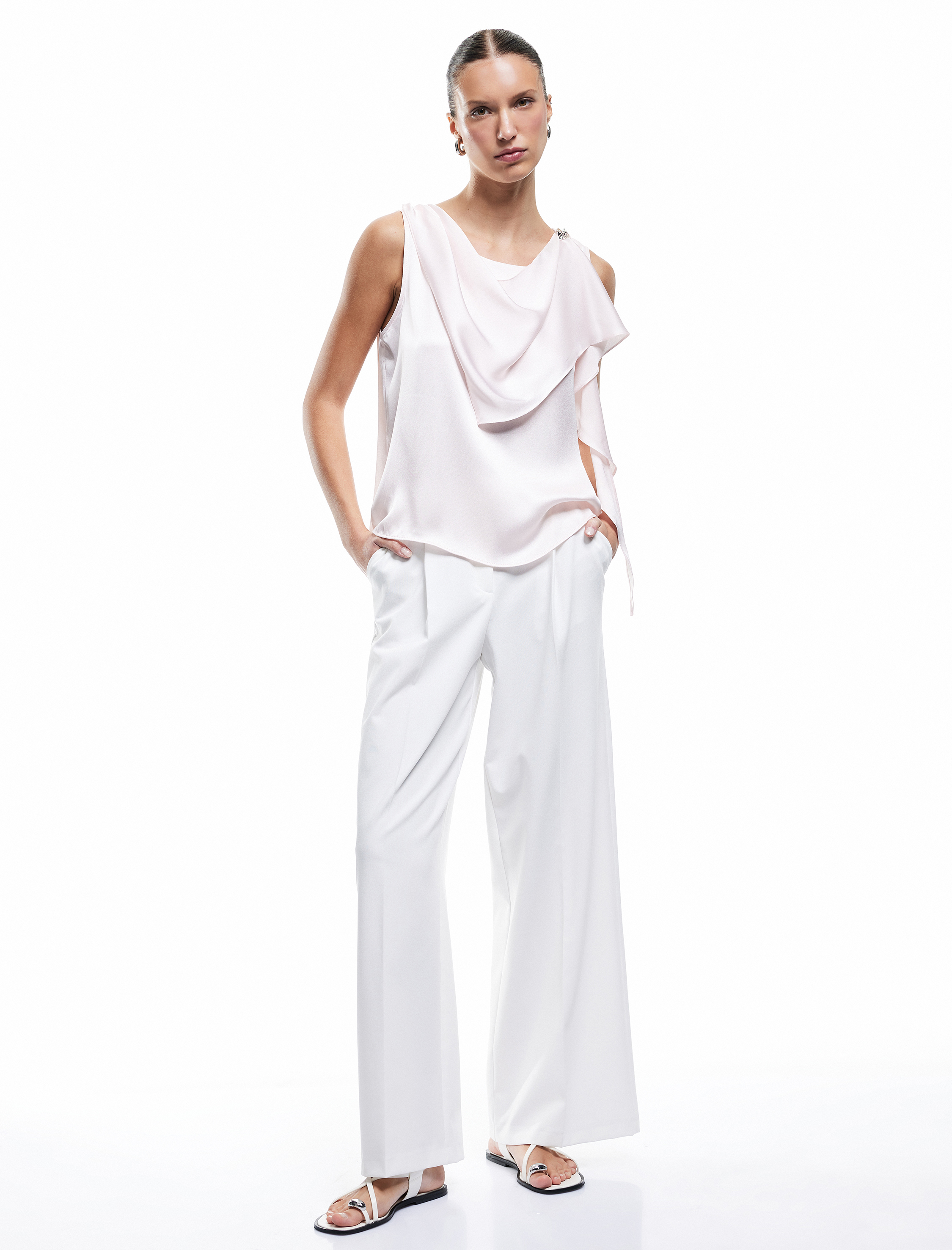   Kolsuz Şal Yaka Aksesuar Detaylı Saten Bluz