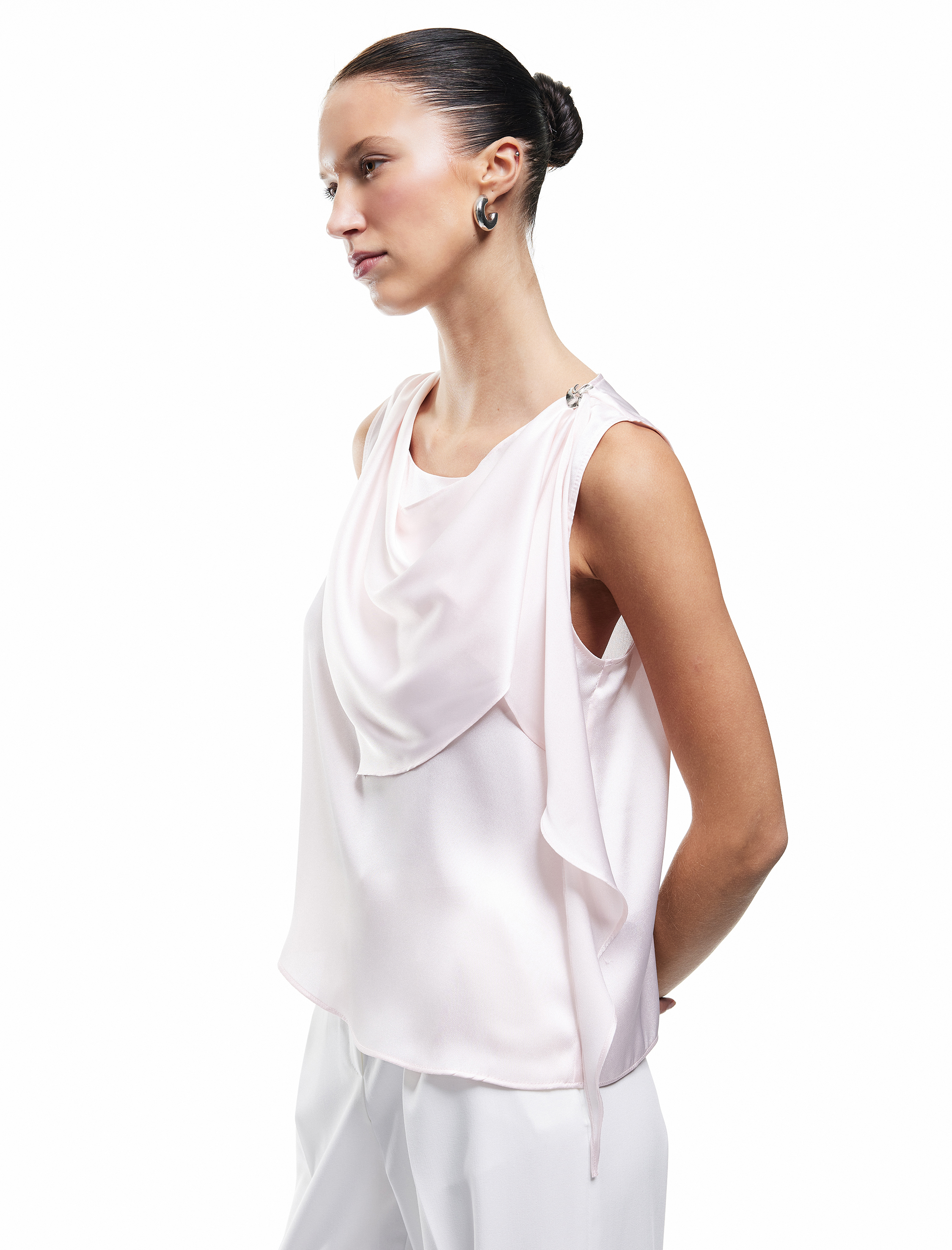   Kolsuz Şal Yaka Aksesuar Detaylı Saten Bluz