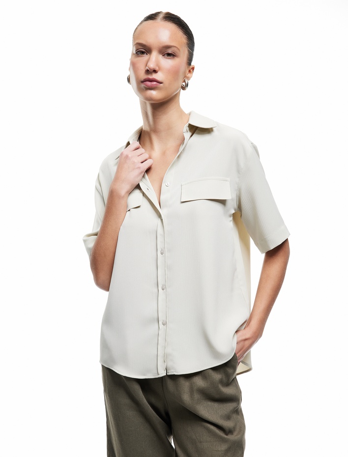  Aplike Detaylı Klasik Yaka Kısa Kollu Crinkle Gömlek