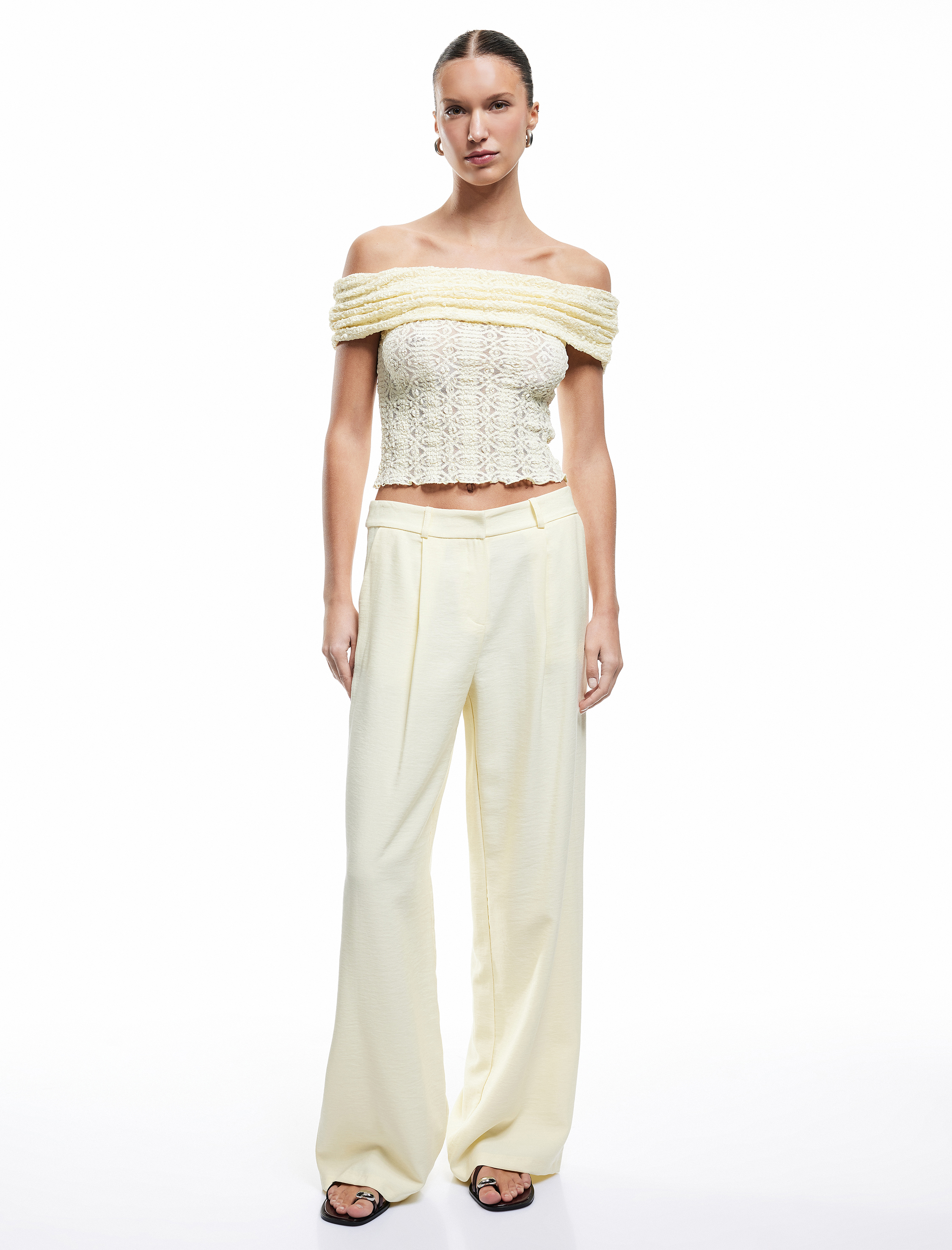   Yarı Transparan Kolsuz Slim Fit Madonna Yaka Dantel Bluz