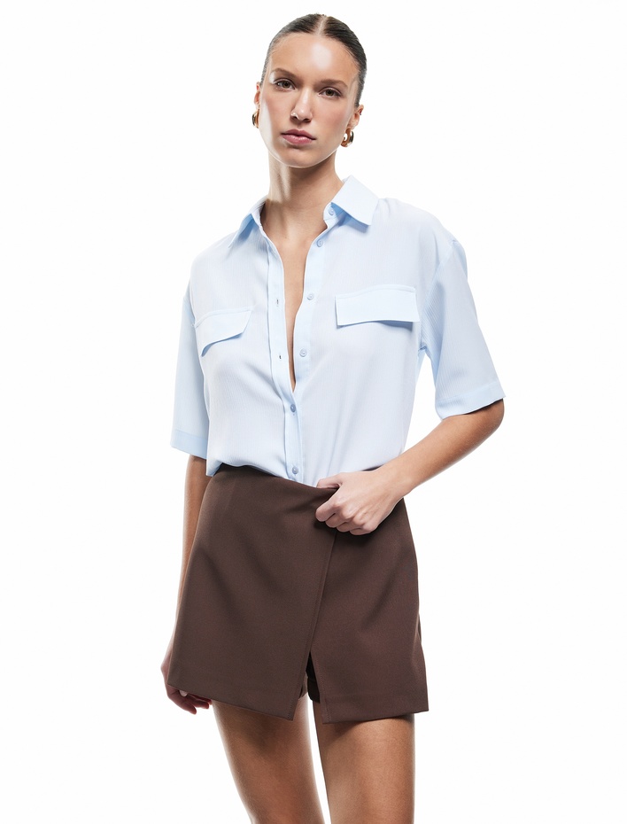  Aplike Detaylı Klasik Yaka Kısa Kollu Crinkle Gömlek