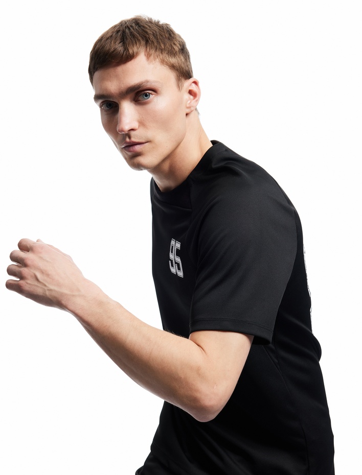  Kısa Kollu U Yaka Regular Fit Dikiş Detaylı Arkası Baskılı Spor Tişört