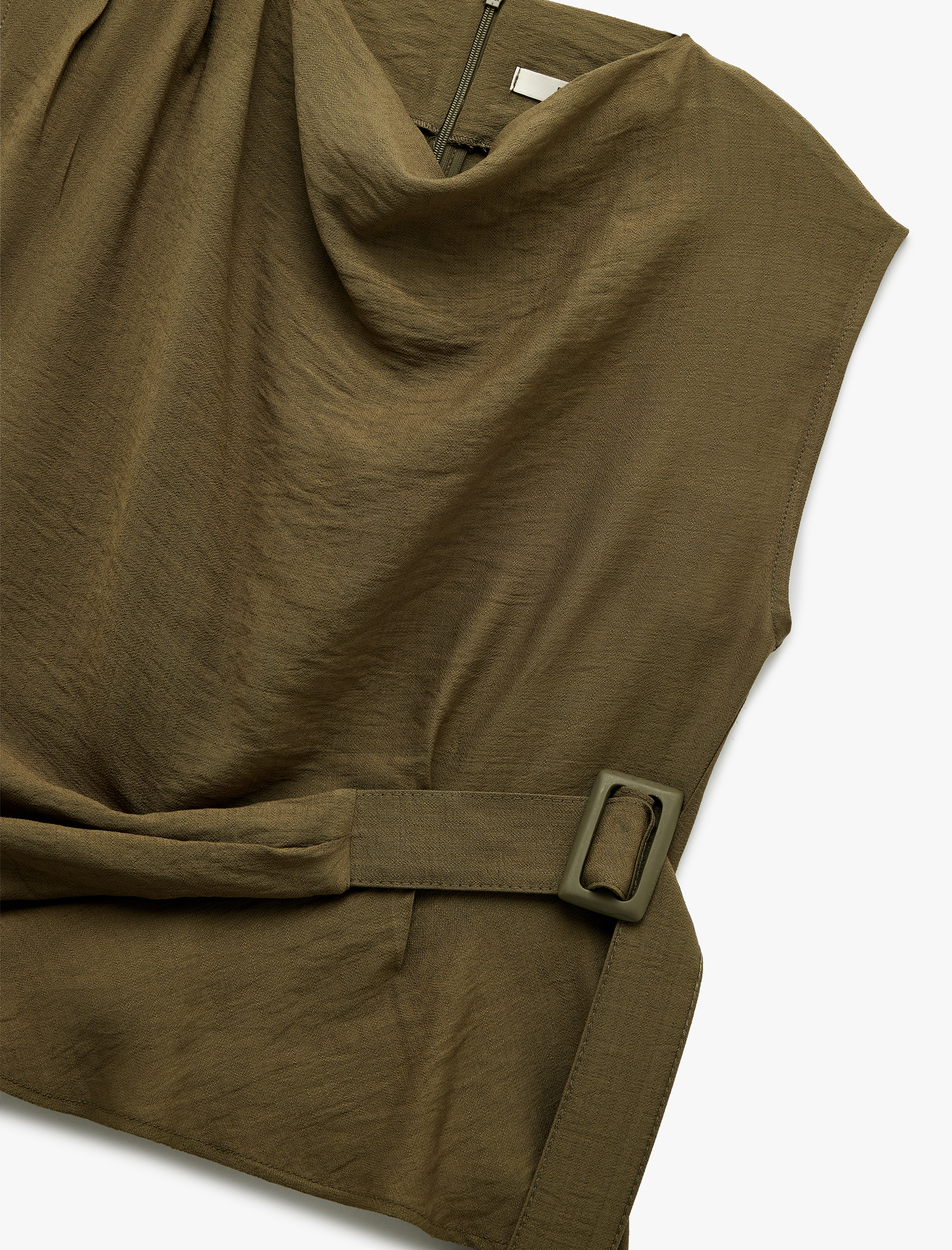   Aerobin Viskon Kumaş Kemer Detaylı Degaje Yaka Asimetrik Kolsuz Bluz