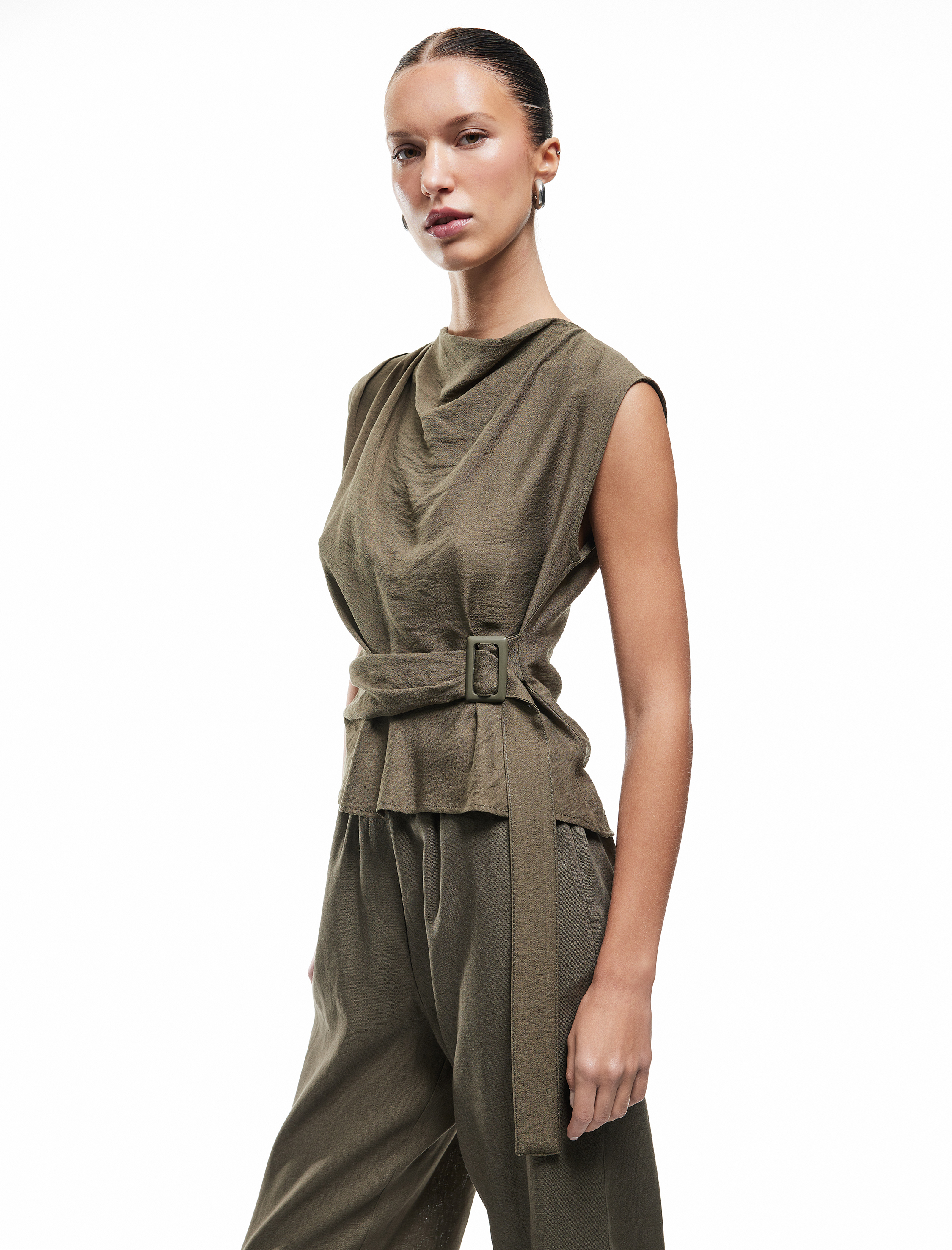   Aerobin Viskon Kumaş Kemer Detaylı Degaje Yaka Asimetrik Kolsuz Bluz