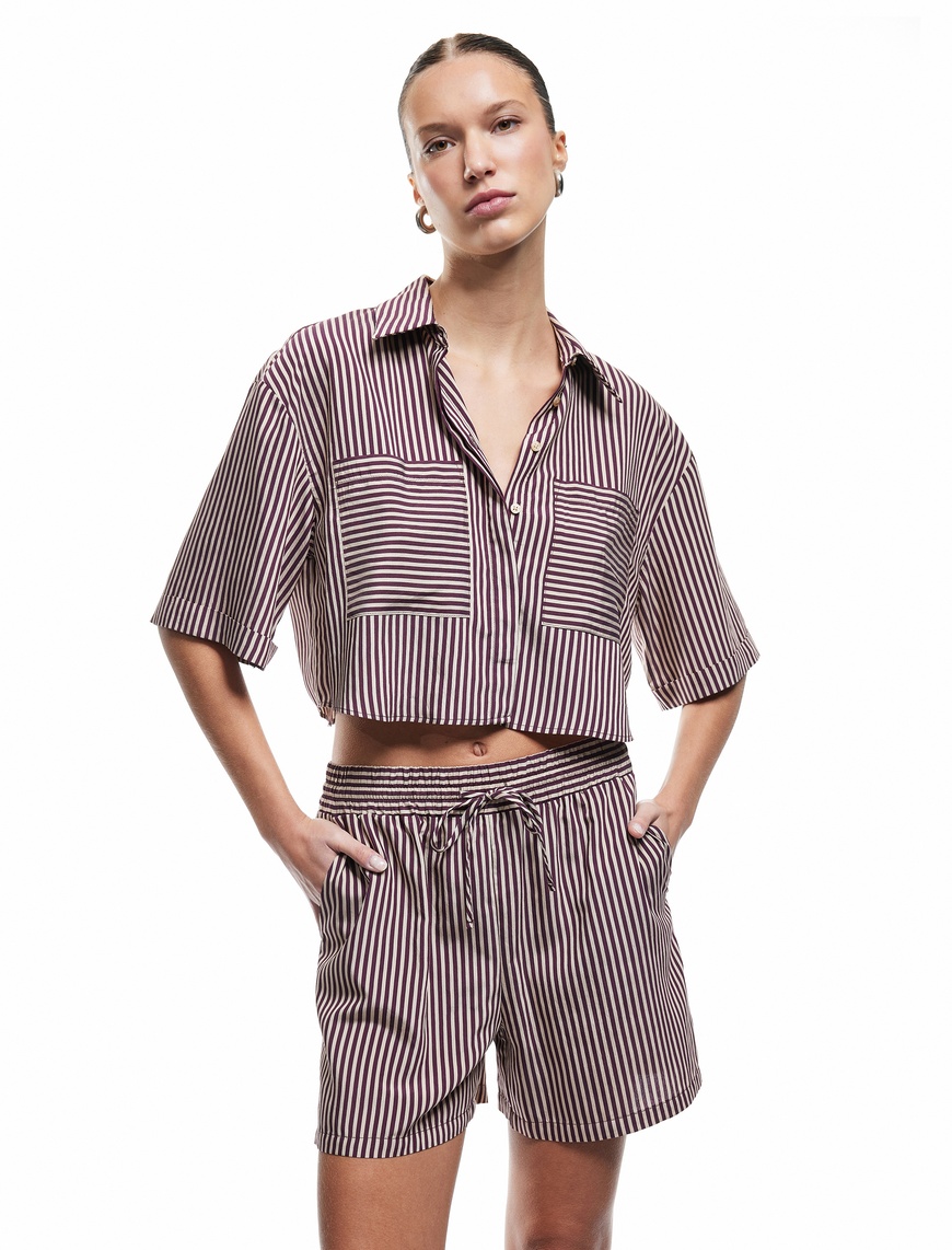   Viskon Kumaş Klasik Yaka Cepli Kısa Kollu Crop Oversize Gömlek